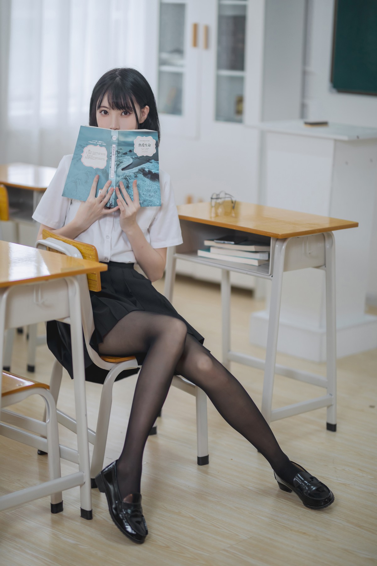 xgyw.top_网络美女许岚LAN教室JK黑丝主题性感黑短裙下超薄黑丝裤袜秀美腿迷人写真40P