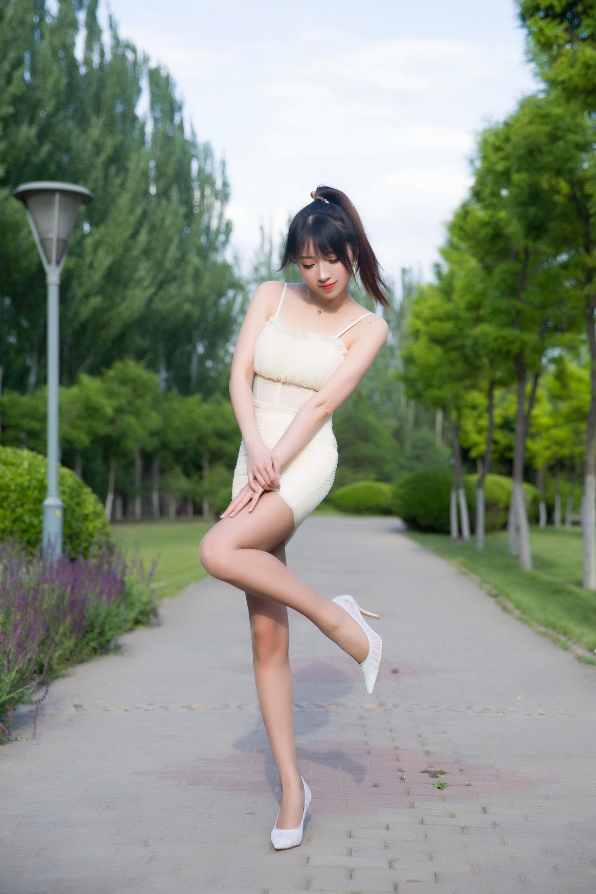 xgyw.top_斗鱼主播小女巫露娜户外小米裙主题草地上性感连身裙配超薄黑丝秀美腿诱惑写真79P