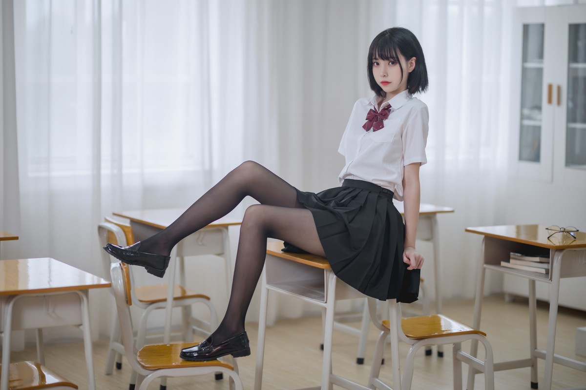 xgyw.top_网络美女许岚LAN教室JK黑丝主题性感黑短裙下超薄黑丝裤袜秀美腿迷人写真40P