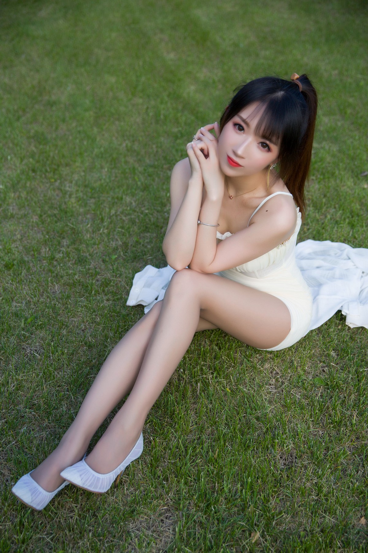xgyw.top_斗鱼主播小女巫露娜户外小米裙主题草地上性感连身裙配超薄黑丝秀美腿诱惑写真79P