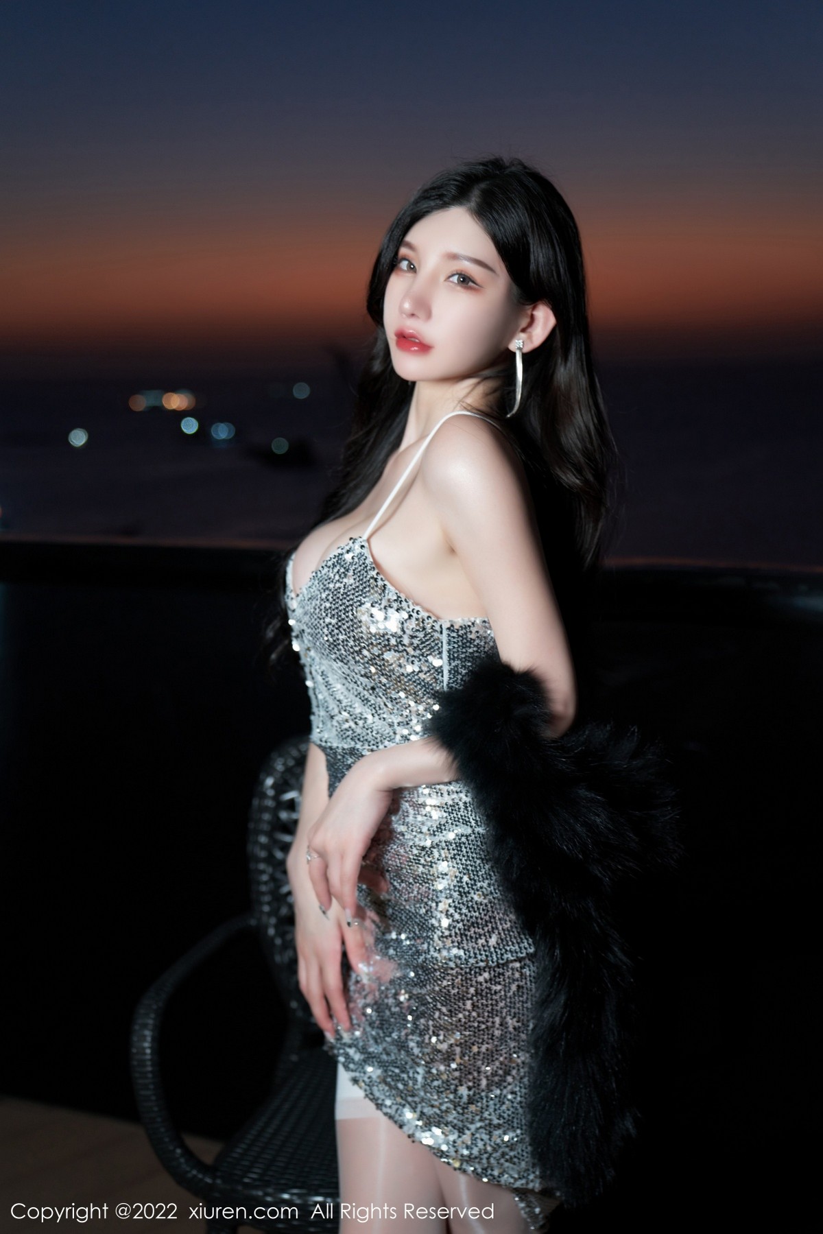 xgyw.top_XiuRen第4628期_女神周于希Sally三亚旅拍闪亮银色吊裙配白丝吊袜极致诱惑写真70P