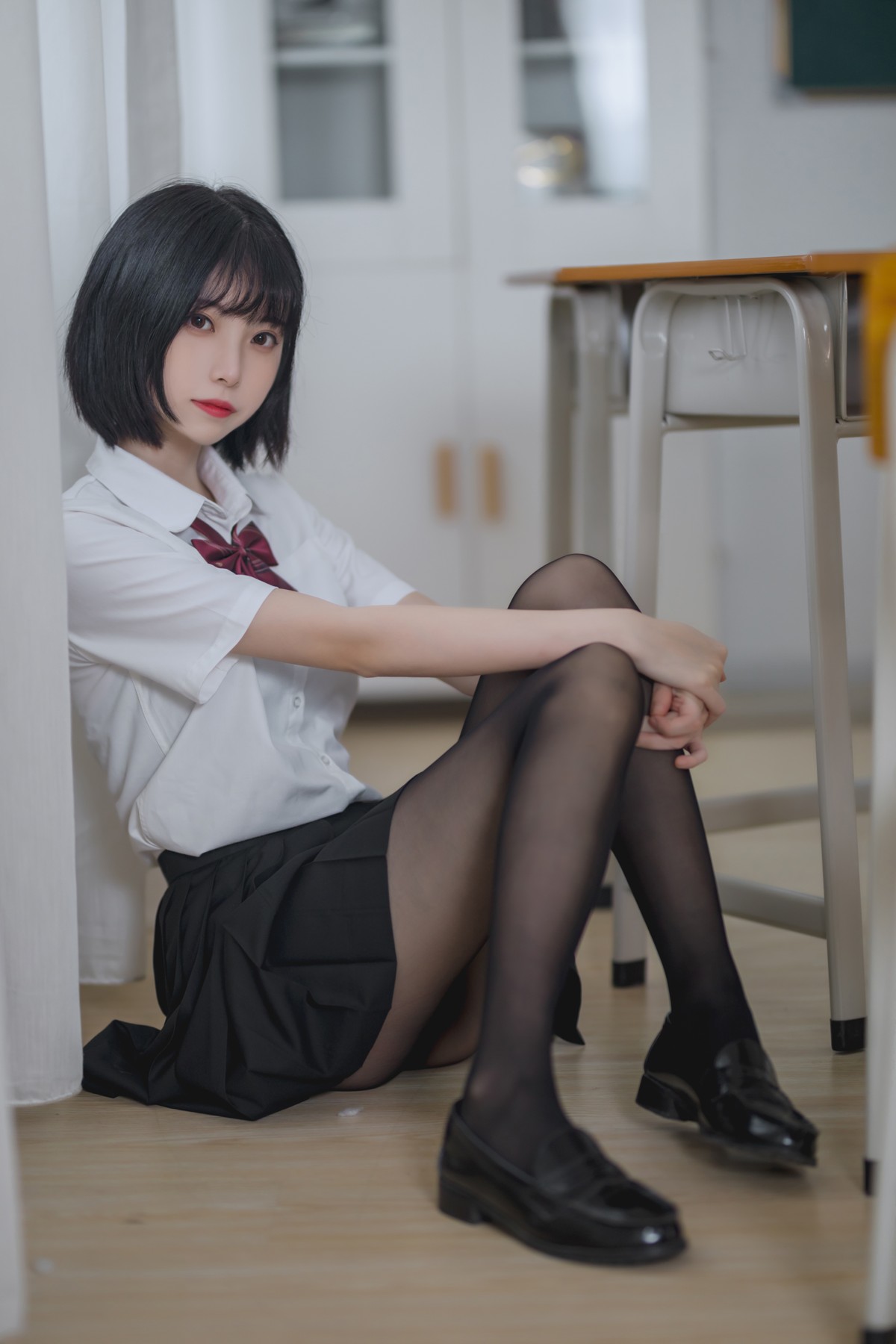 xgyw.top_网络美女许岚LAN教室JK黑丝主题性感黑短裙下超薄黑丝裤袜秀美腿迷人写真40P