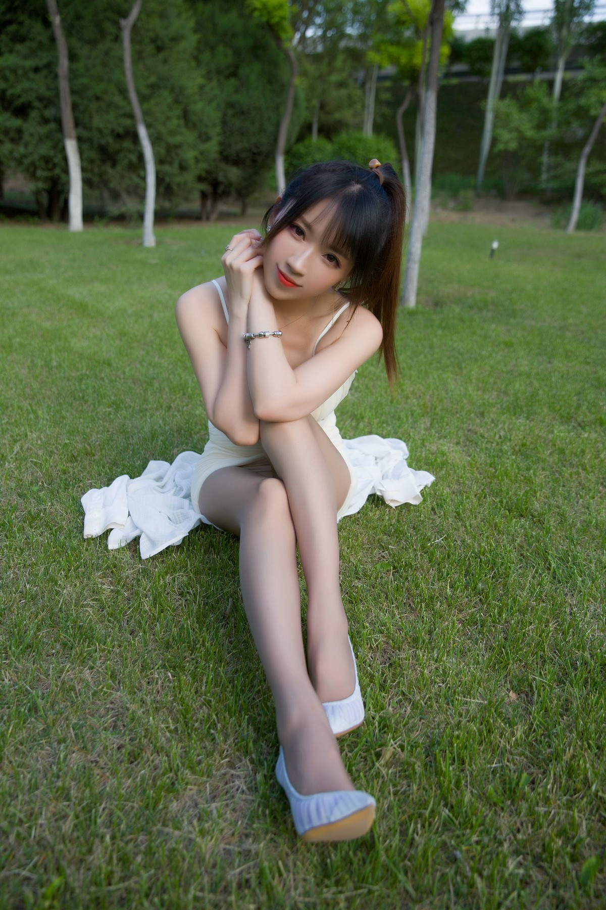 xgyw.top_斗鱼主播小女巫露娜户外小米裙主题草地上性感连身裙配超薄黑丝秀美腿诱惑写真79P