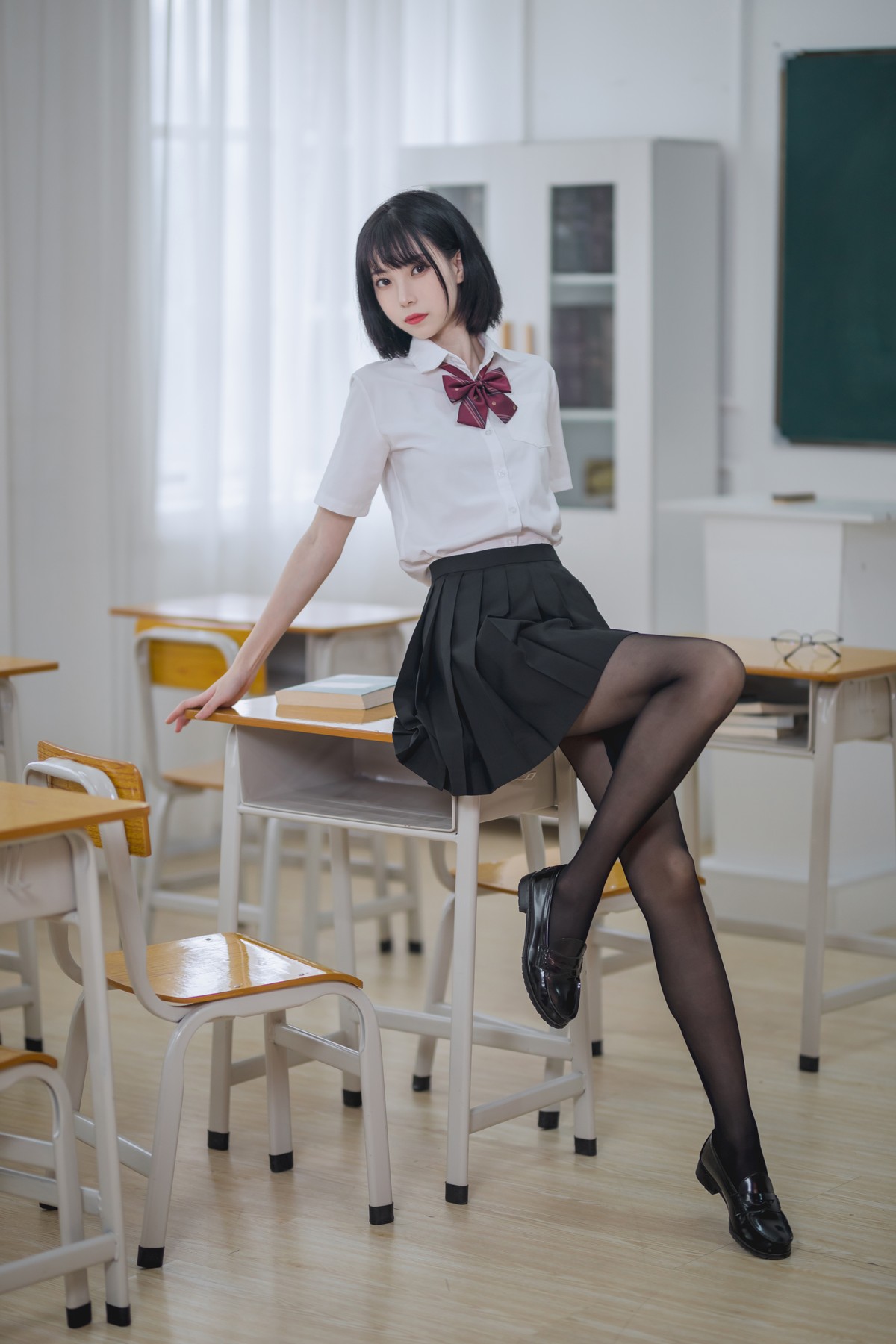 xgyw.top_网络美女许岚LAN教室JK黑丝主题性感黑短裙下超薄黑丝裤袜秀美腿迷人写真40P