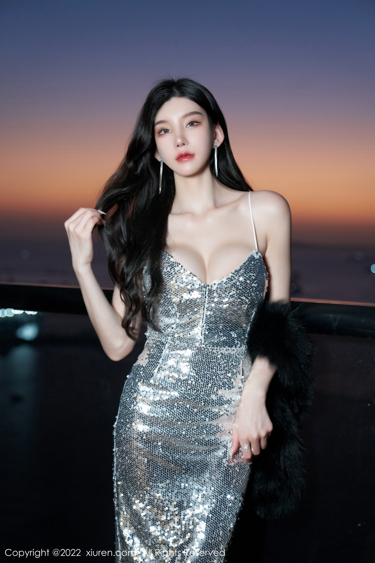 xgyw.top_XiuRen第4628期_女神周于希Sally三亚旅拍闪亮银色吊裙配白丝吊袜极致诱惑写真70P