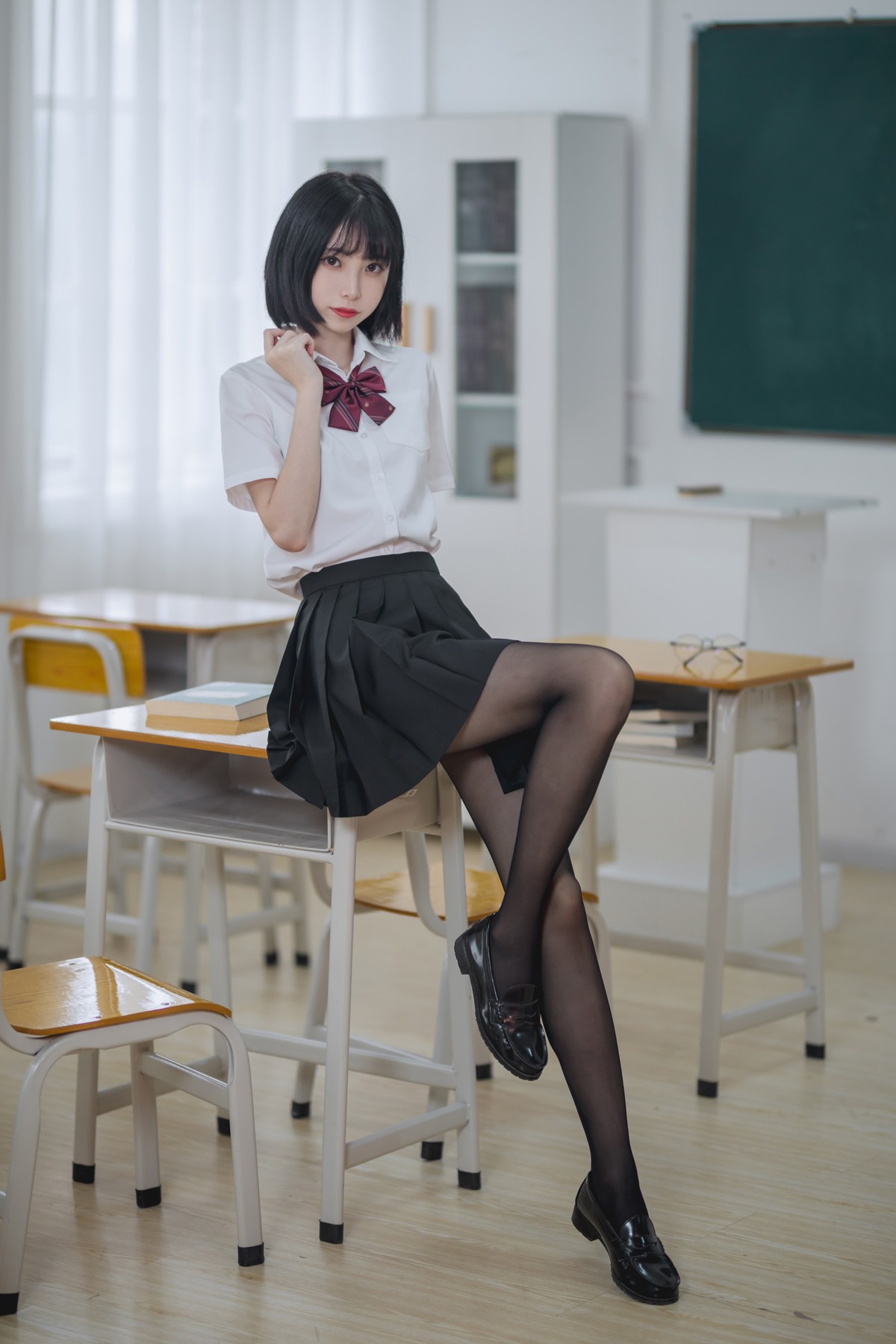 xgyw.top_网络美女许岚LAN教室JK黑丝主题性感黑短裙下超薄黑丝裤袜秀美腿迷人写真40P