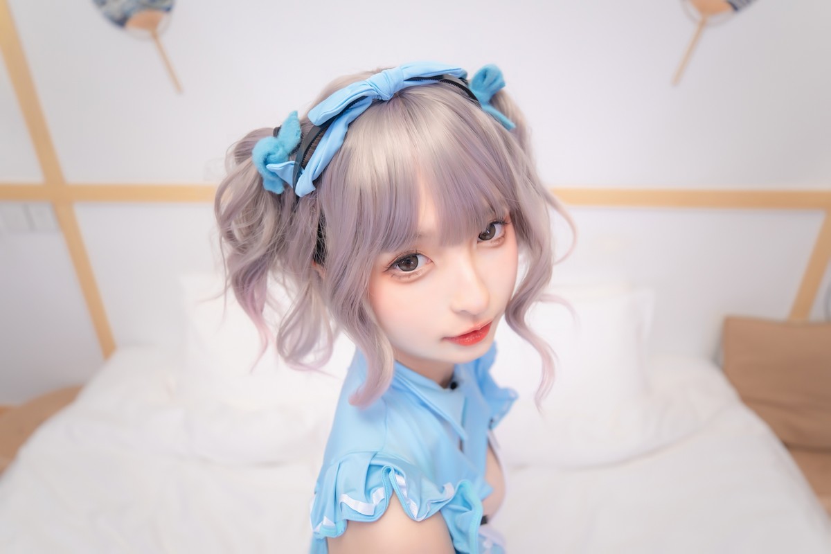 xgyw.top_萝莉美女神楽坂真冬蓝调女仆主题私房性感女仆装配白丝袜秀完美身材诱惑写真75P