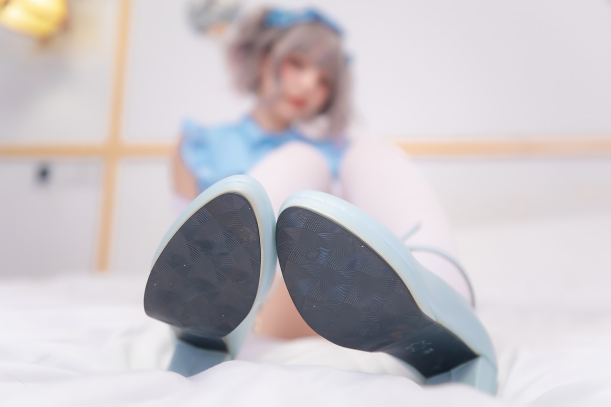 xgyw.top_萝莉美女神楽坂真冬蓝调女仆主题私房性感女仆装配白丝袜秀完美身材诱惑写真75P
