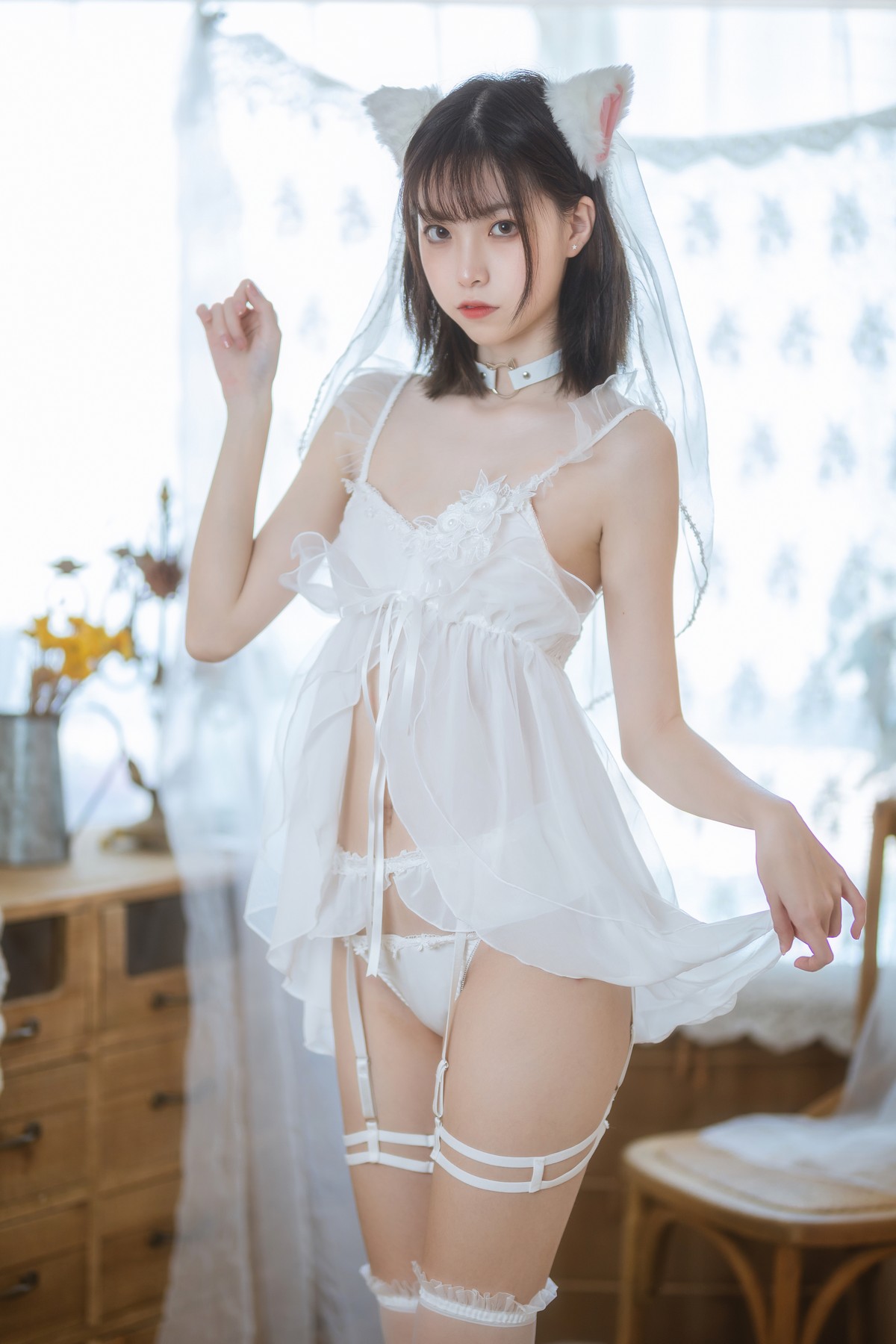 xgyw.top_网络美女许岚LAN少女白色裙主题私房性感白色薄纱服饰配白丝吊袜诱惑写真41P