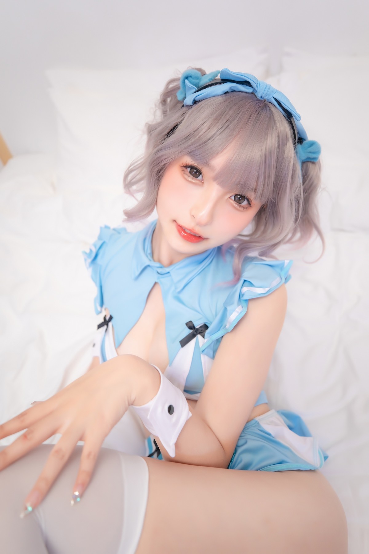 xgyw.top_萝莉美女神楽坂真冬蓝调女仆主题私房性感女仆装配白丝袜秀完美身材诱惑写真75P
