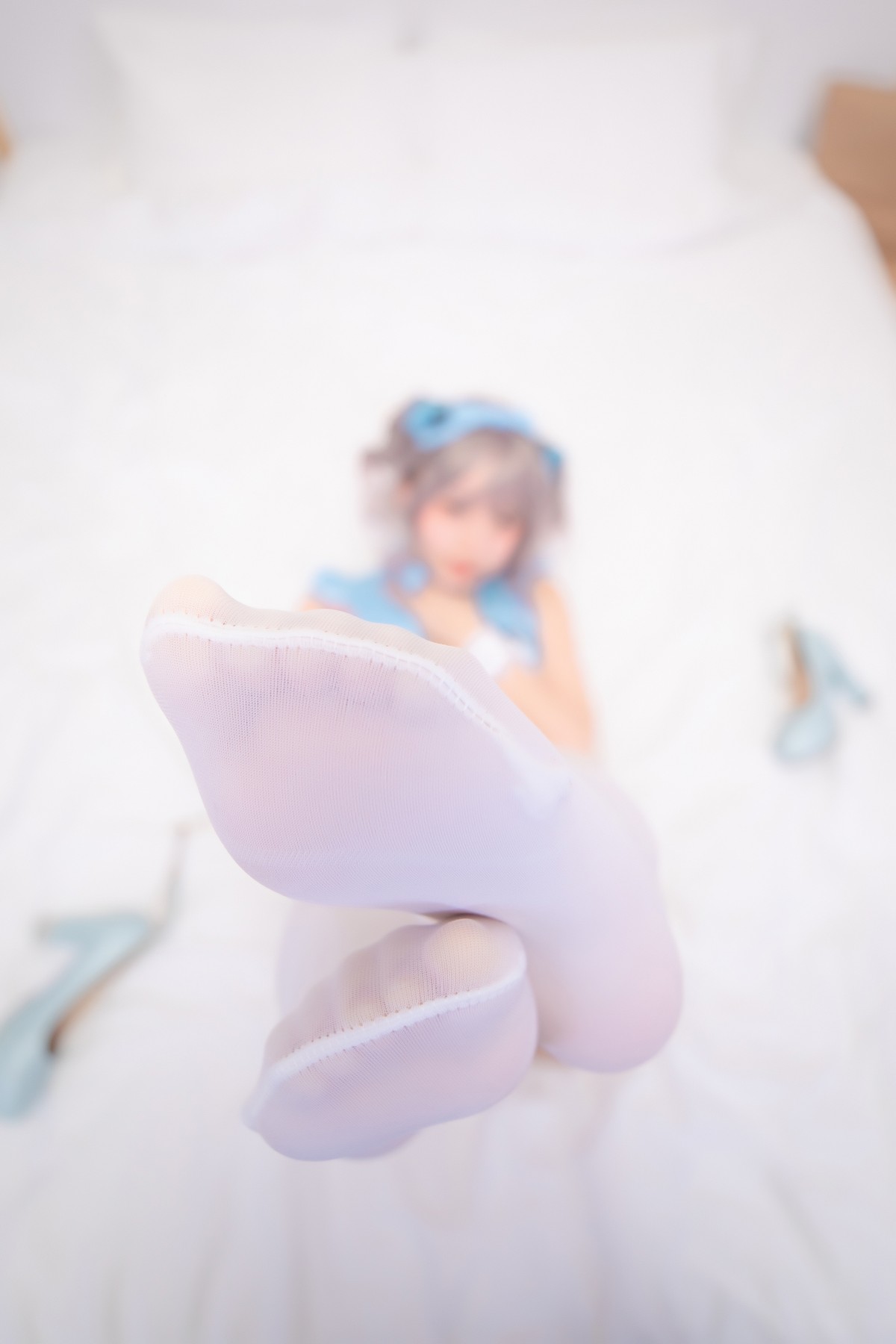 xgyw.top_萝莉美女神楽坂真冬蓝调女仆主题私房性感女仆装配白丝袜秀完美身材诱惑写真75P