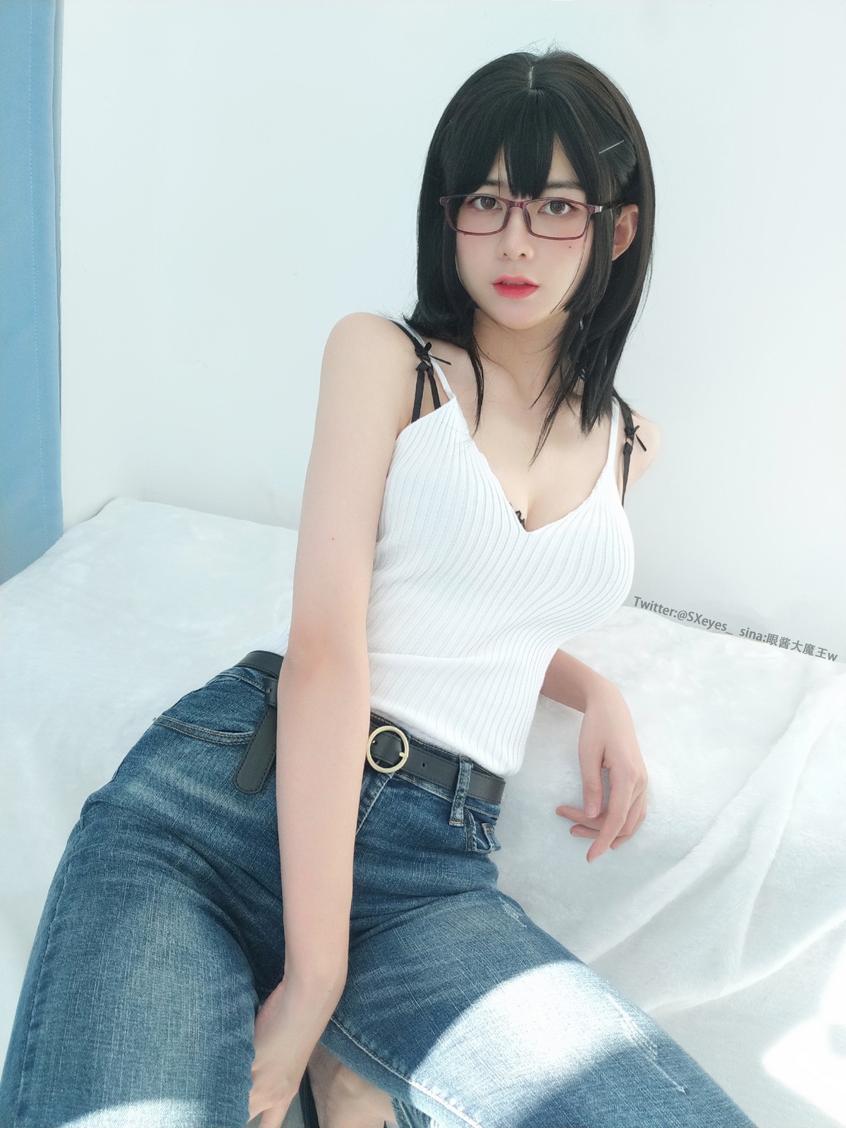 xgyw.top_萌妹子眼酱大魔王牛仔裤主题私房性感白色深V服饰配牛仔裤秀完美身材诱惑写真32P