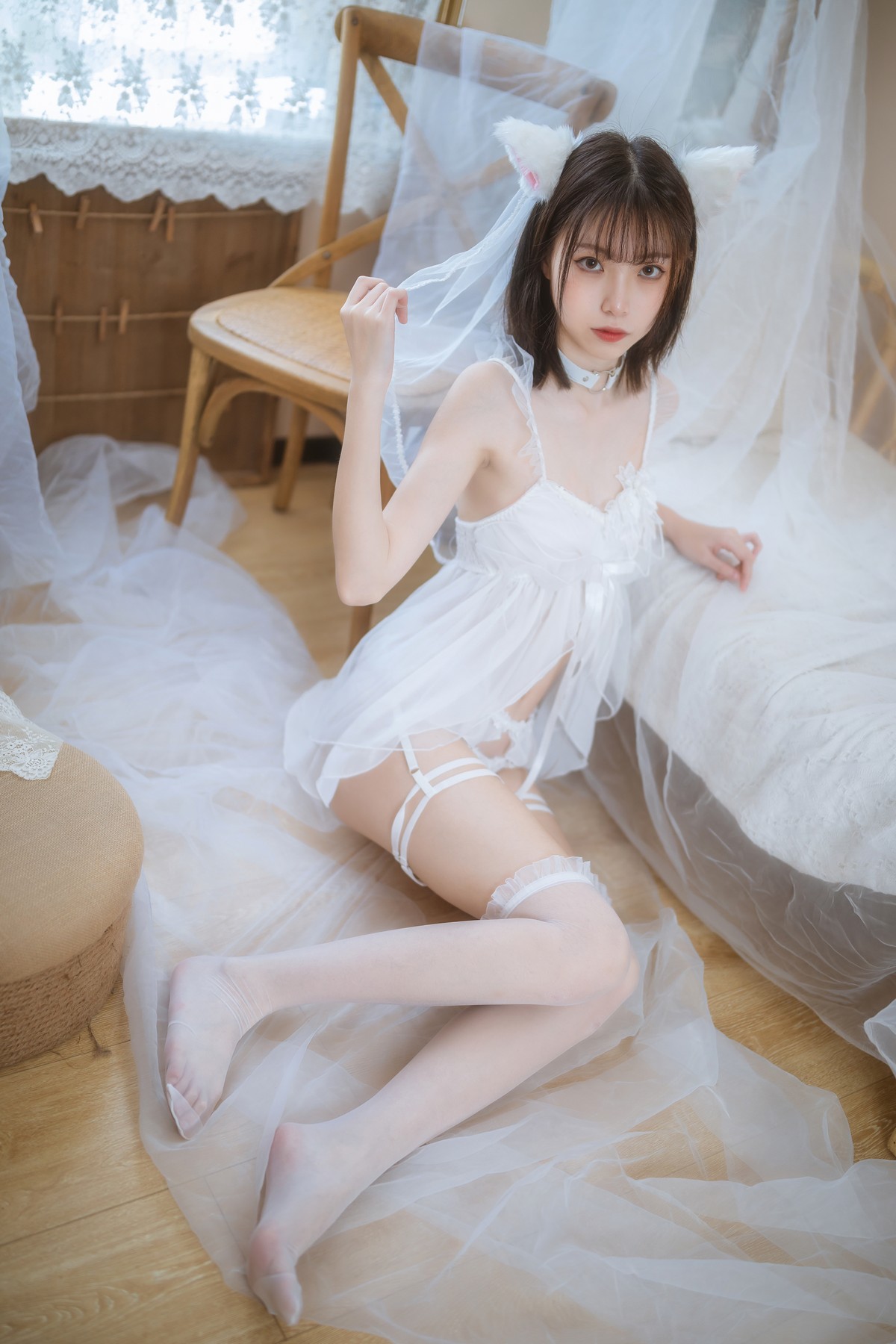 xgyw.top_网络美女许岚LAN少女白色裙主题私房性感白色薄纱服饰配白丝吊袜诱惑写真41P