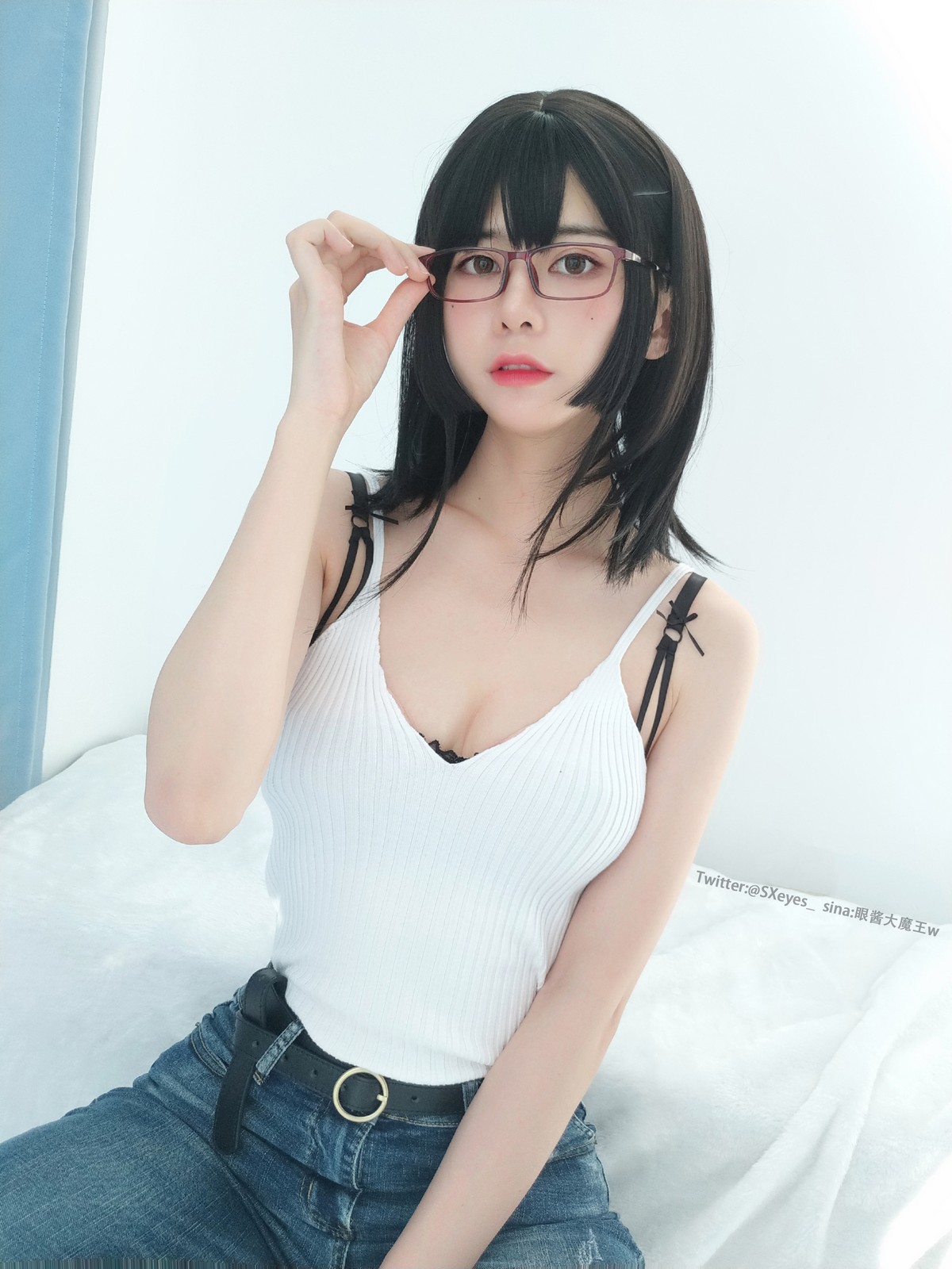 xgyw.top_萌妹子眼酱大魔王牛仔裤主题私房性感白色深V服饰配牛仔裤秀完美身材诱惑写真32P