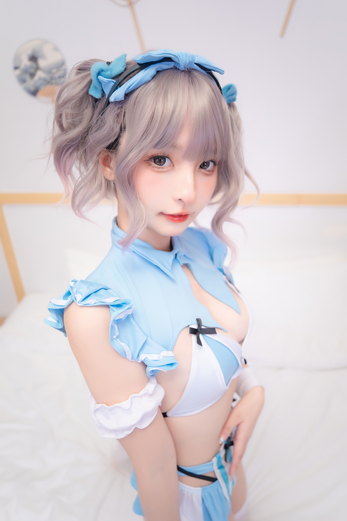 xgyw.top_萝莉美女神楽坂真冬蓝调女仆主题私房性感女仆装配白丝袜秀完美身材诱惑写真75P