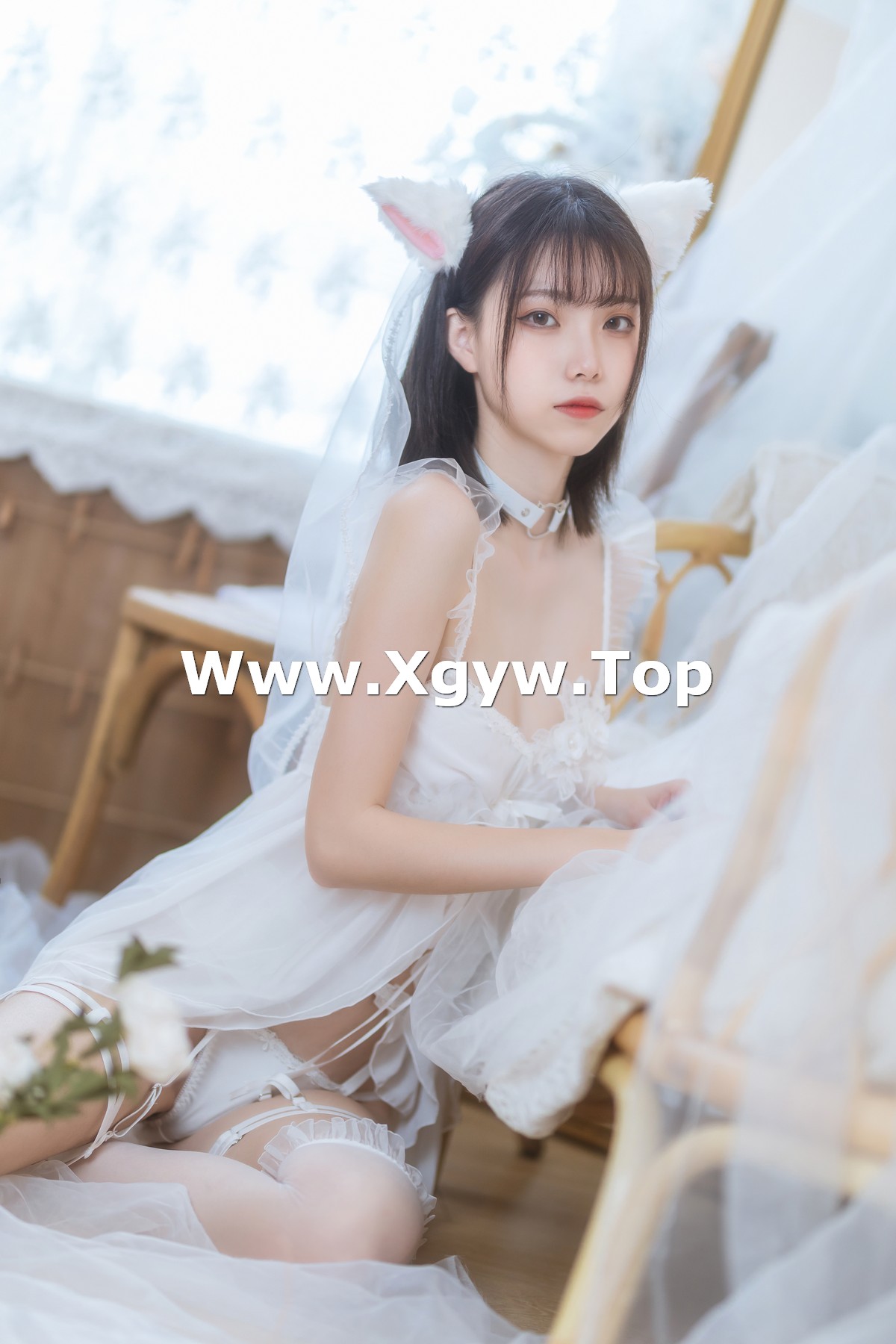 xgyw.top_网络美女许岚LAN少女白色裙主题私房性感白色薄纱服饰配白丝吊袜诱惑写真41P