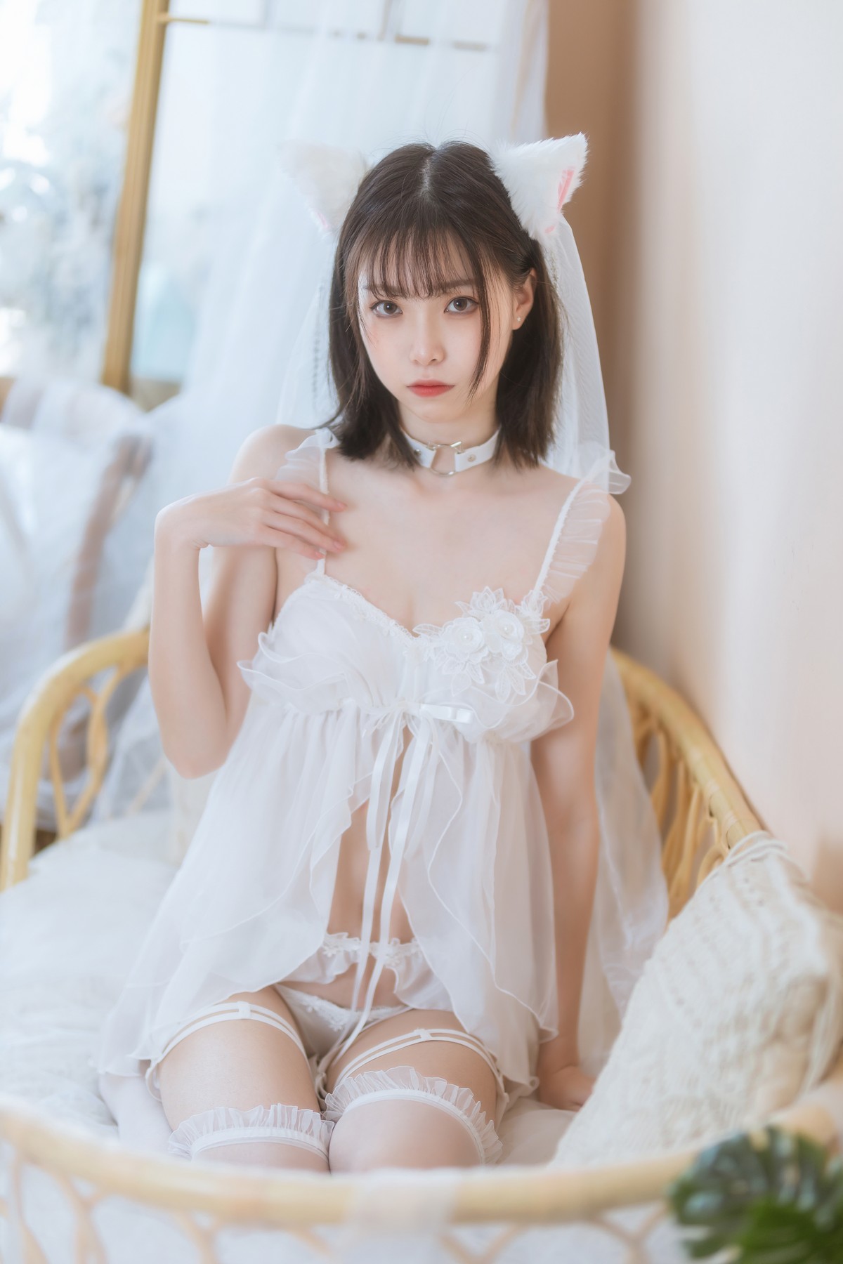xgyw.top_网络美女许岚LAN少女白色裙主题私房性感白色薄纱服饰配白丝吊袜诱惑写真41P