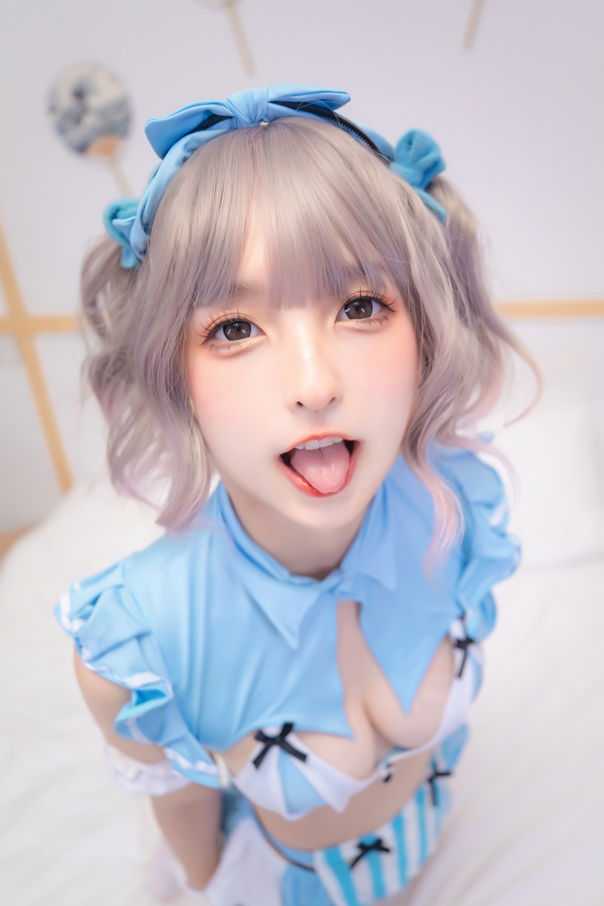 xgyw.top_萝莉美女神楽坂真冬蓝调女仆主题私房性感女仆装配白丝袜秀完美身材诱惑写真75P