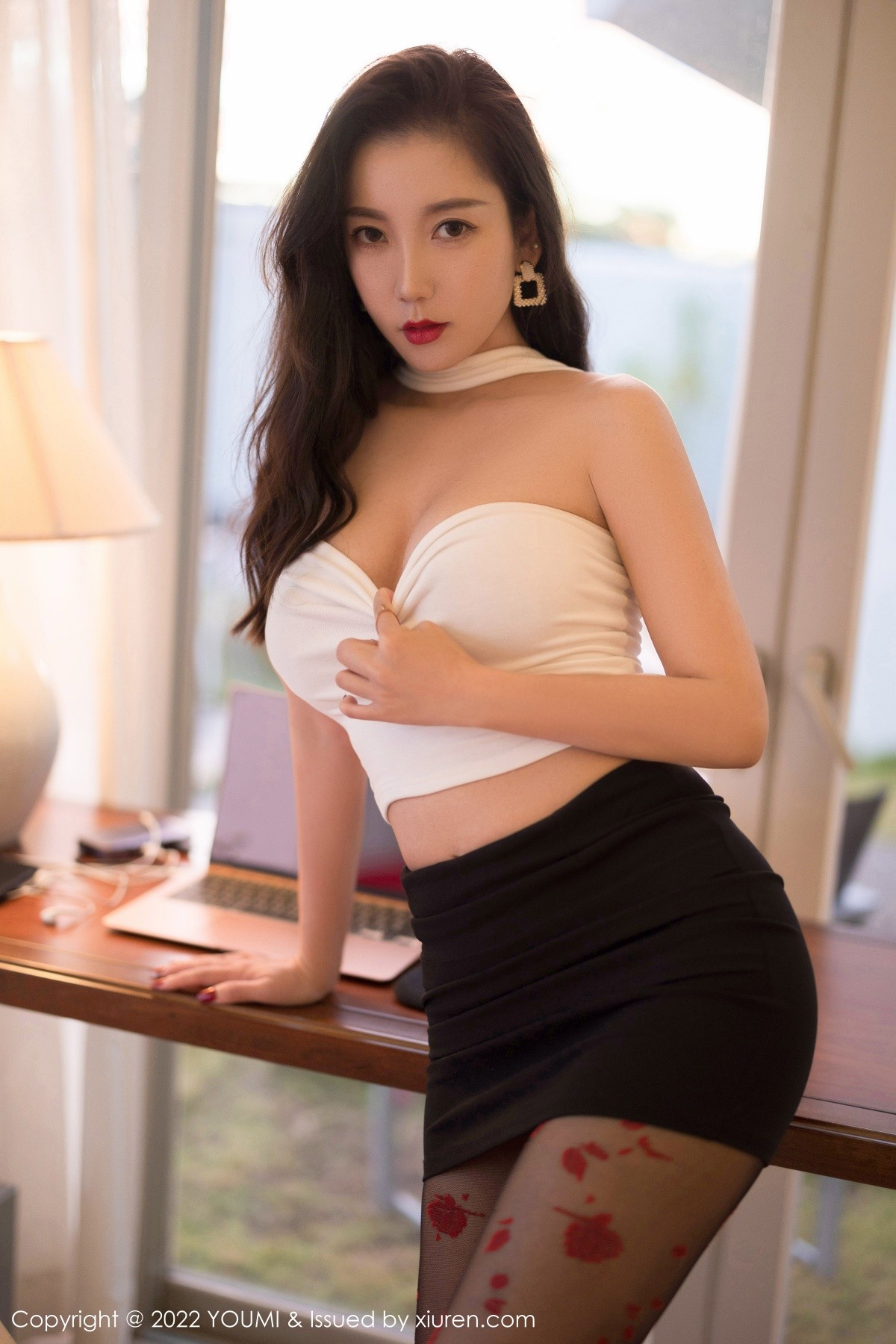 xgyw.top_[YouMi尤蜜荟]Vol.756_模特艾静香三亚旅拍白色紧身服配黑丝裤袜秀丰满身材诱惑写真47P