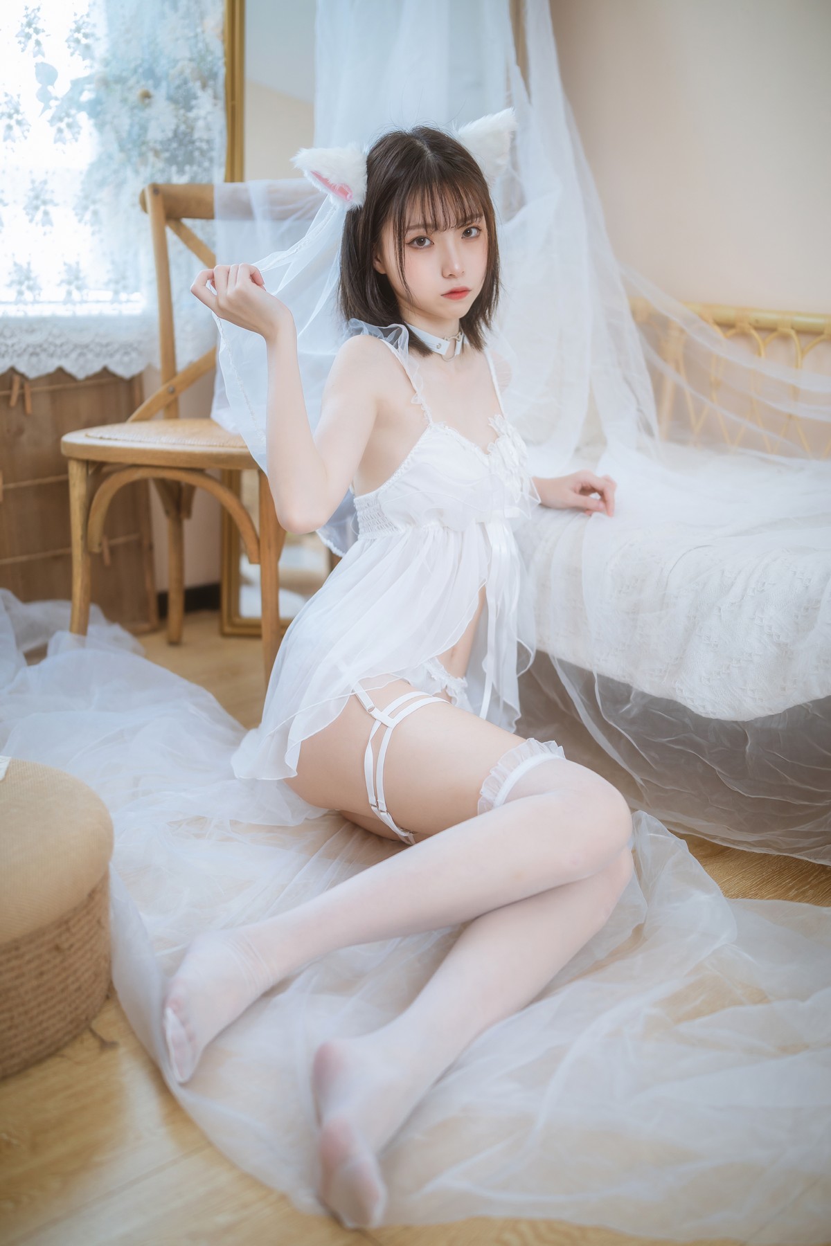 xgyw.top_网络美女许岚LAN少女白色裙主题私房性感白色薄纱服饰配白丝吊袜诱惑写真41P