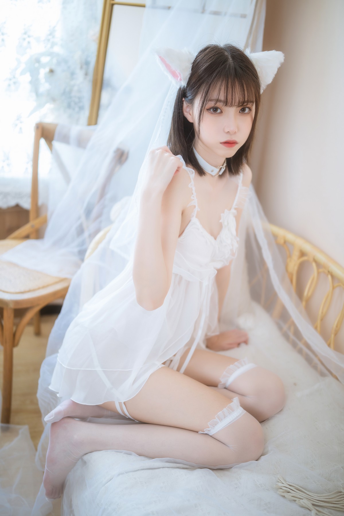 xgyw.top_网络美女许岚LAN少女白色裙主题私房性感白色薄纱服饰配白丝吊袜诱惑写真41P
