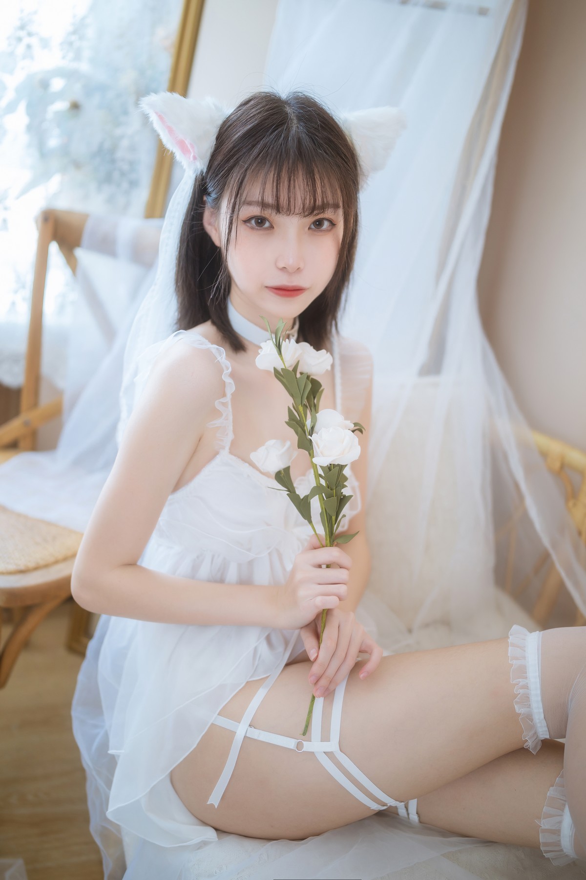 xgyw.top_网络美女许岚LAN少女白色裙主题私房性感白色薄纱服饰配白丝吊袜诱惑写真41P