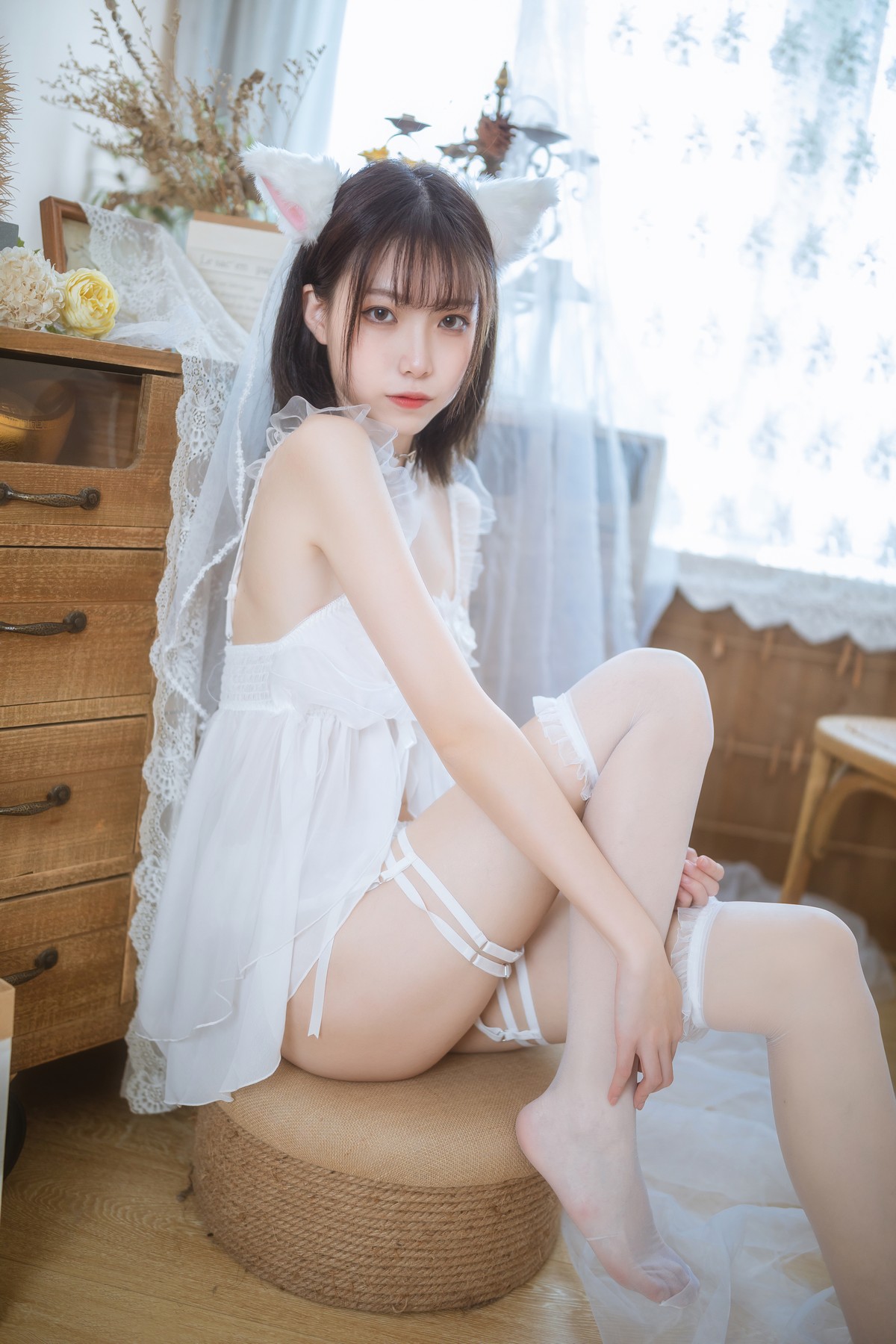 xgyw.top_网络美女许岚LAN少女白色裙主题私房性感白色薄纱服饰配白丝吊袜诱惑写真41P