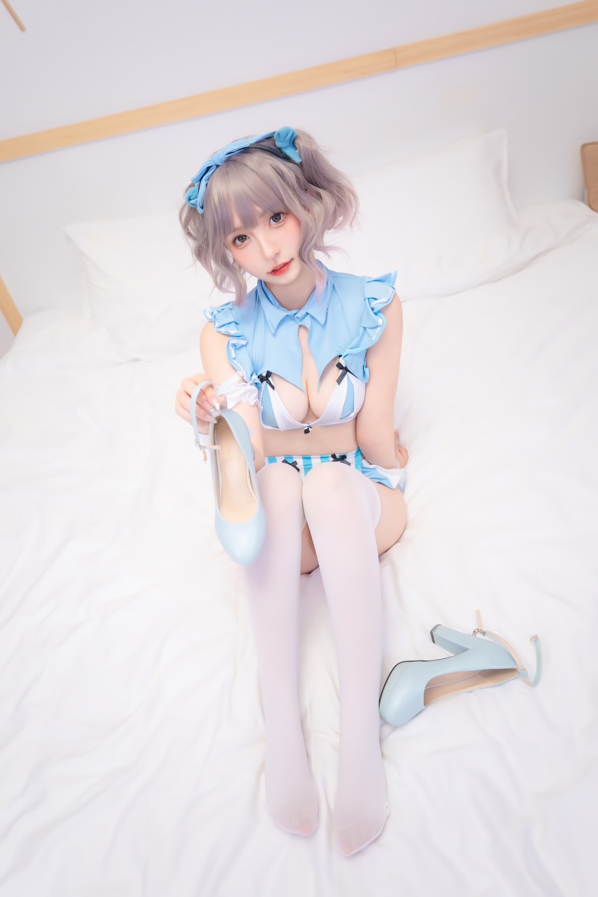 xgyw.top_萝莉美女神楽坂真冬蓝调女仆主题私房性感女仆装配白丝袜秀完美身材诱惑写真75P