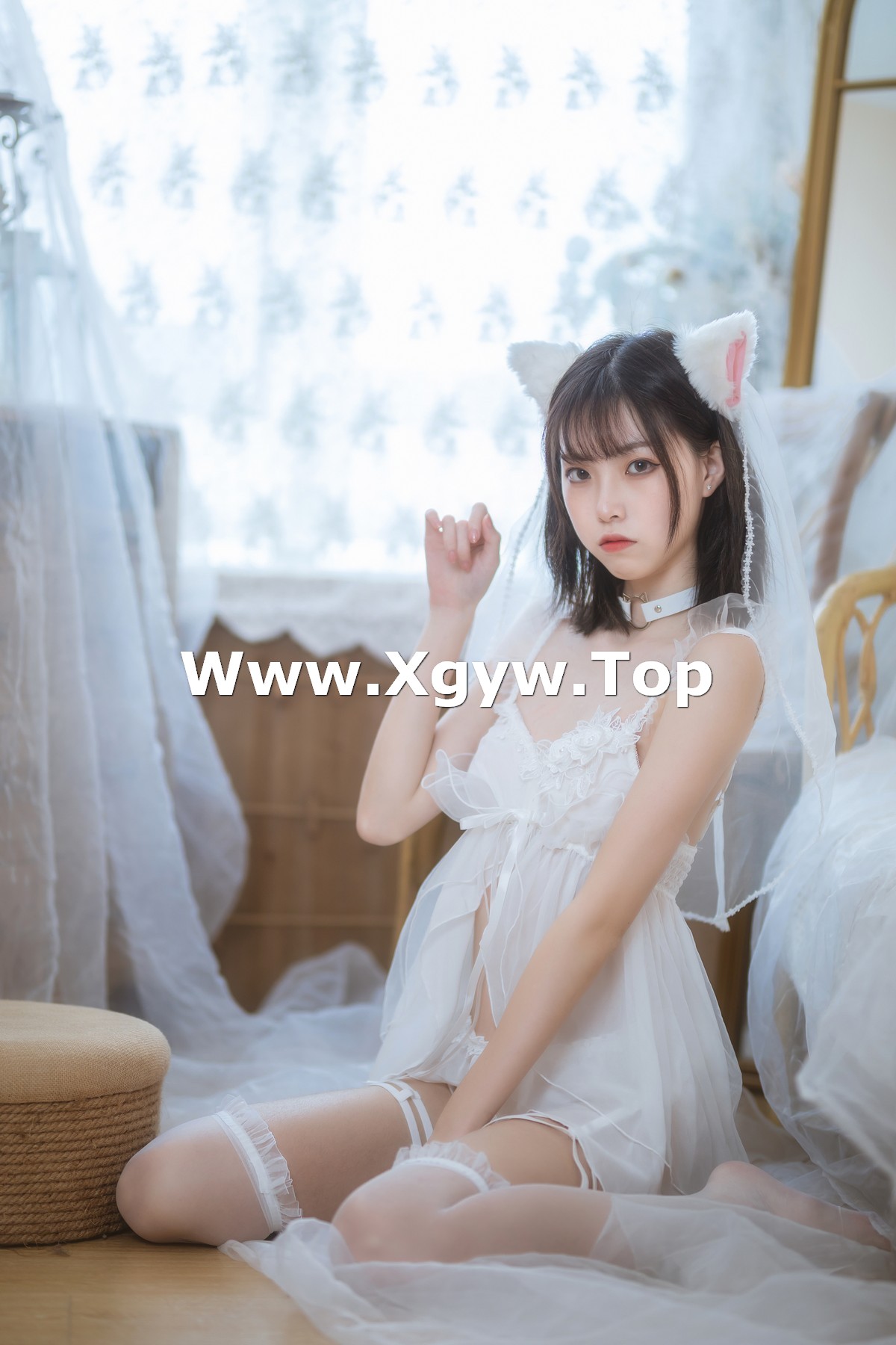 xgyw.top_网络美女许岚LAN少女白色裙主题私房性感白色薄纱服饰配白丝吊袜诱惑写真41P