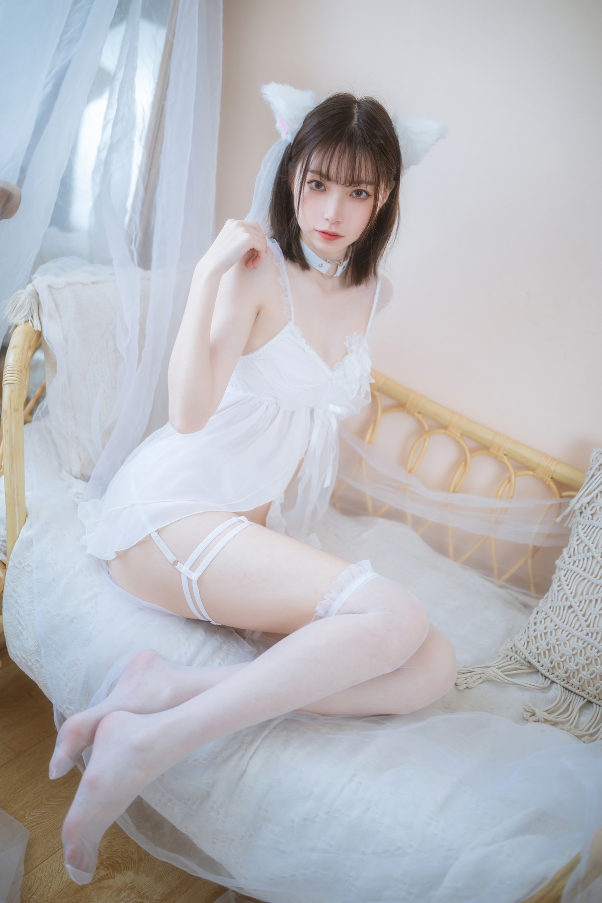 xgyw.top_网络美女许岚LAN少女白色裙主题私房性感白色薄纱服饰配白丝吊袜诱惑写真41P