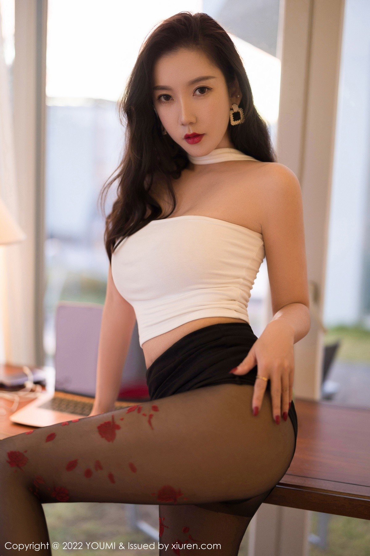 xgyw.top_[YouMi尤蜜荟]Vol.756_模特艾静香三亚旅拍白色紧身服配黑丝裤袜秀丰满身材诱惑写真47P