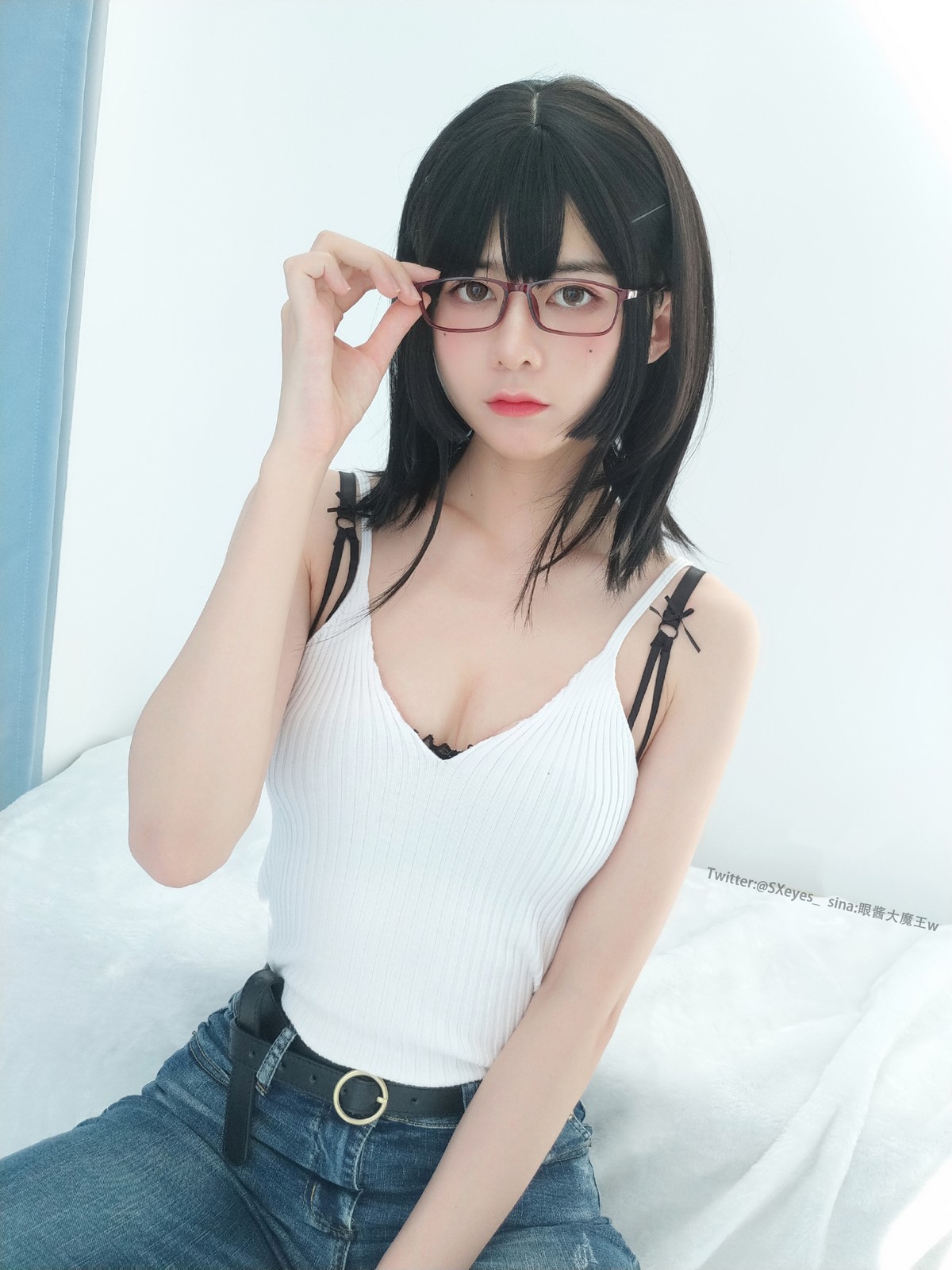 xgyw.top_萌妹子眼酱大魔王牛仔裤主题私房性感白色深V服饰配牛仔裤秀完美身材诱惑写真32P