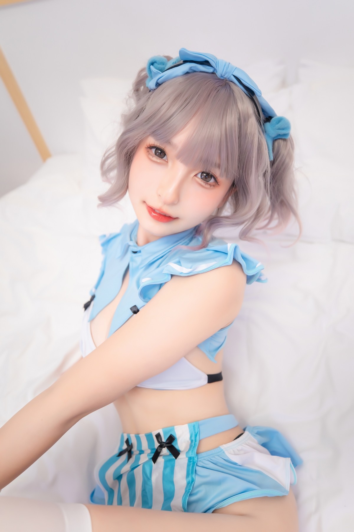 xgyw.top_萝莉美女神楽坂真冬蓝调女仆主题私房性感女仆装配白丝袜秀完美身材诱惑写真75P