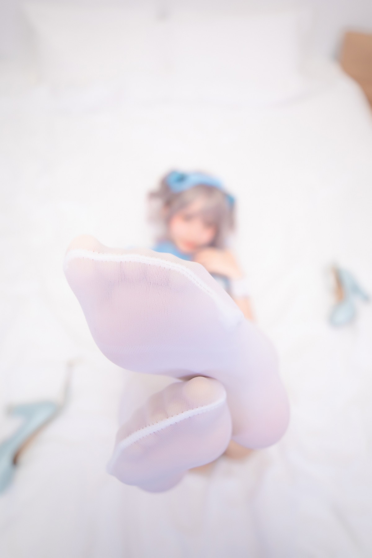 xgyw.top_萝莉美女神楽坂真冬蓝调女仆主题私房性感女仆装配白丝袜秀完美身材诱惑写真75P