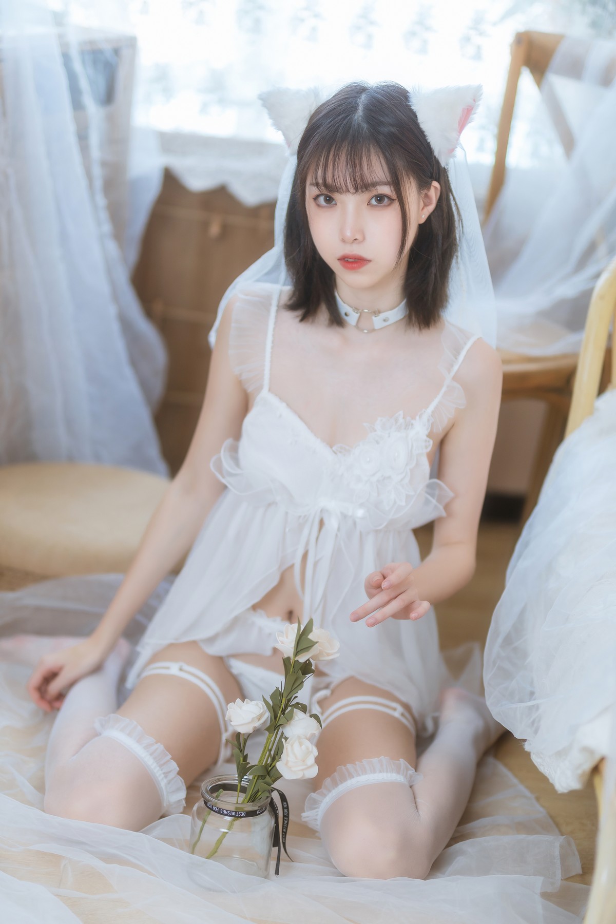 xgyw.top_网络美女许岚LAN少女白色裙主题私房性感白色薄纱服饰配白丝吊袜诱惑写真41P