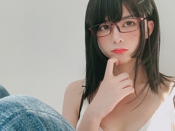 萌小小妹妹眼酱大魔王牛仔裤主题私人性感白色深V服饰配牛仔裤秀完美身材骚扰写真32P