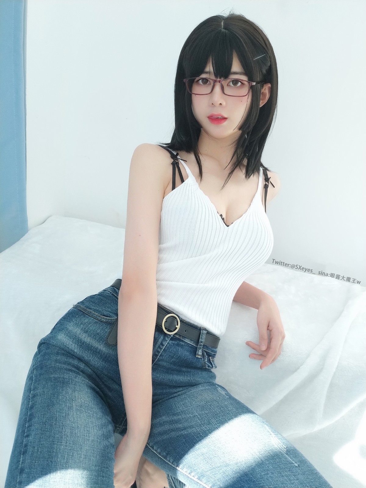 xgyw.top_萌妹子眼酱大魔王牛仔裤主题私房性感白色深V服饰配牛仔裤秀完美身材诱惑写真32P