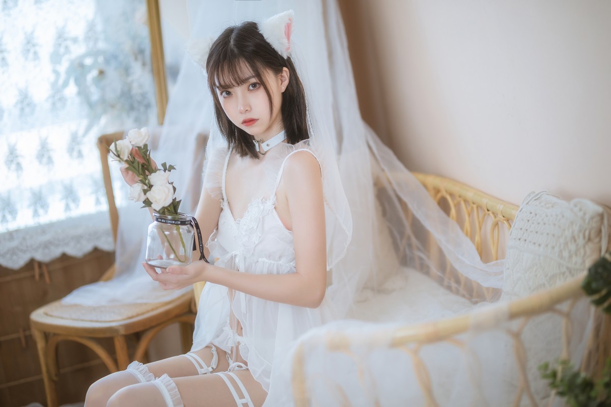 xgyw.top_网络美女许岚LAN少女白色裙主题私房性感白色薄纱服饰配白丝吊袜诱惑写真41P