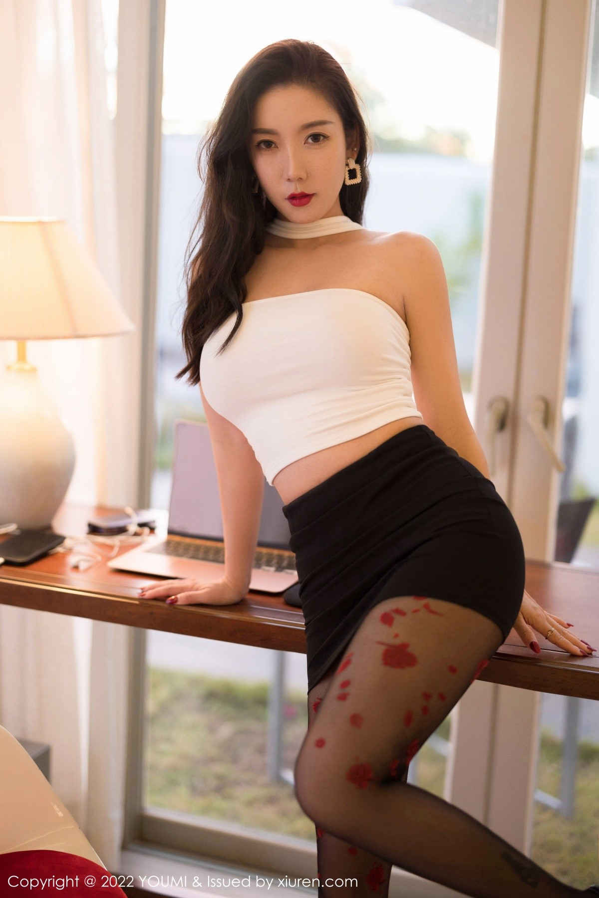 xgyw.top_[YouMi尤蜜荟]Vol.756_模特艾静香三亚旅拍白色紧身服配黑丝裤袜秀丰满身材诱惑写真47P