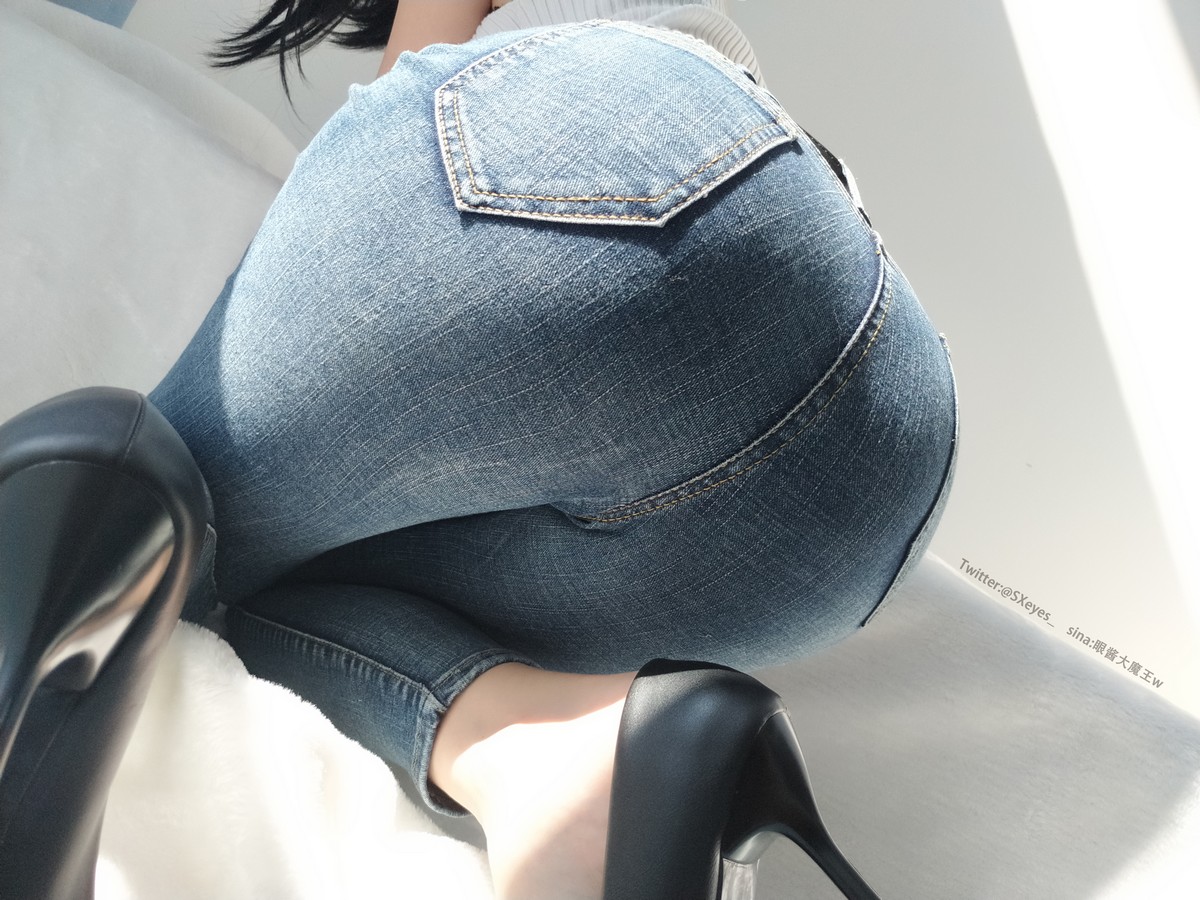 xgyw.top_萌妹子眼酱大魔王牛仔裤主题私房性感白色深V服饰配牛仔裤秀完美身材诱惑写真32P