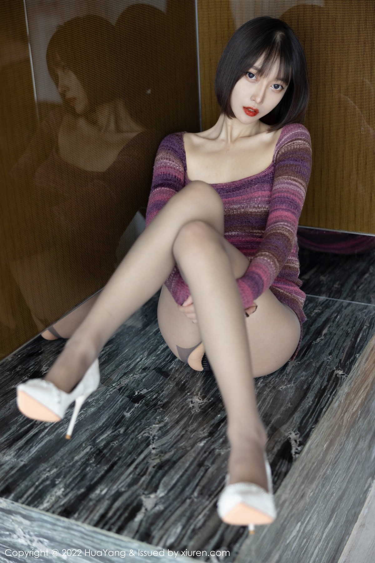 xgyw.top_[HuaYang花漾]Vol.487_丽质美人玥儿玥er条纹针织短裙配开档黑丝秀翘臀美腿诱惑写真41P