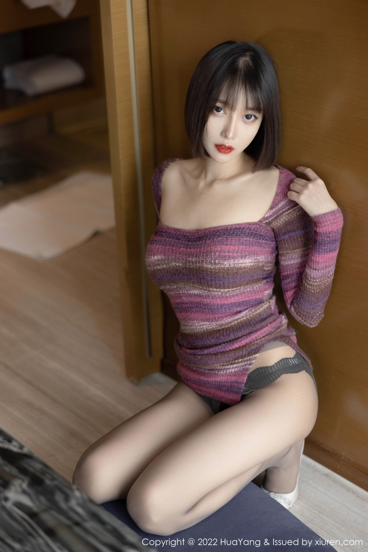 xgyw.top_[HuaYang花漾]Vol.487_丽质美人玥儿玥er条纹针织短裙配开档黑丝秀翘臀美腿诱惑写真41P