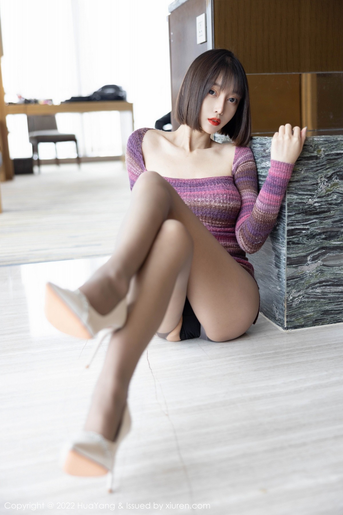 xgyw.top_[HuaYang花漾]Vol.487_丽质美人玥儿玥er条纹针织短裙配开档黑丝秀翘臀美腿诱惑写真41P