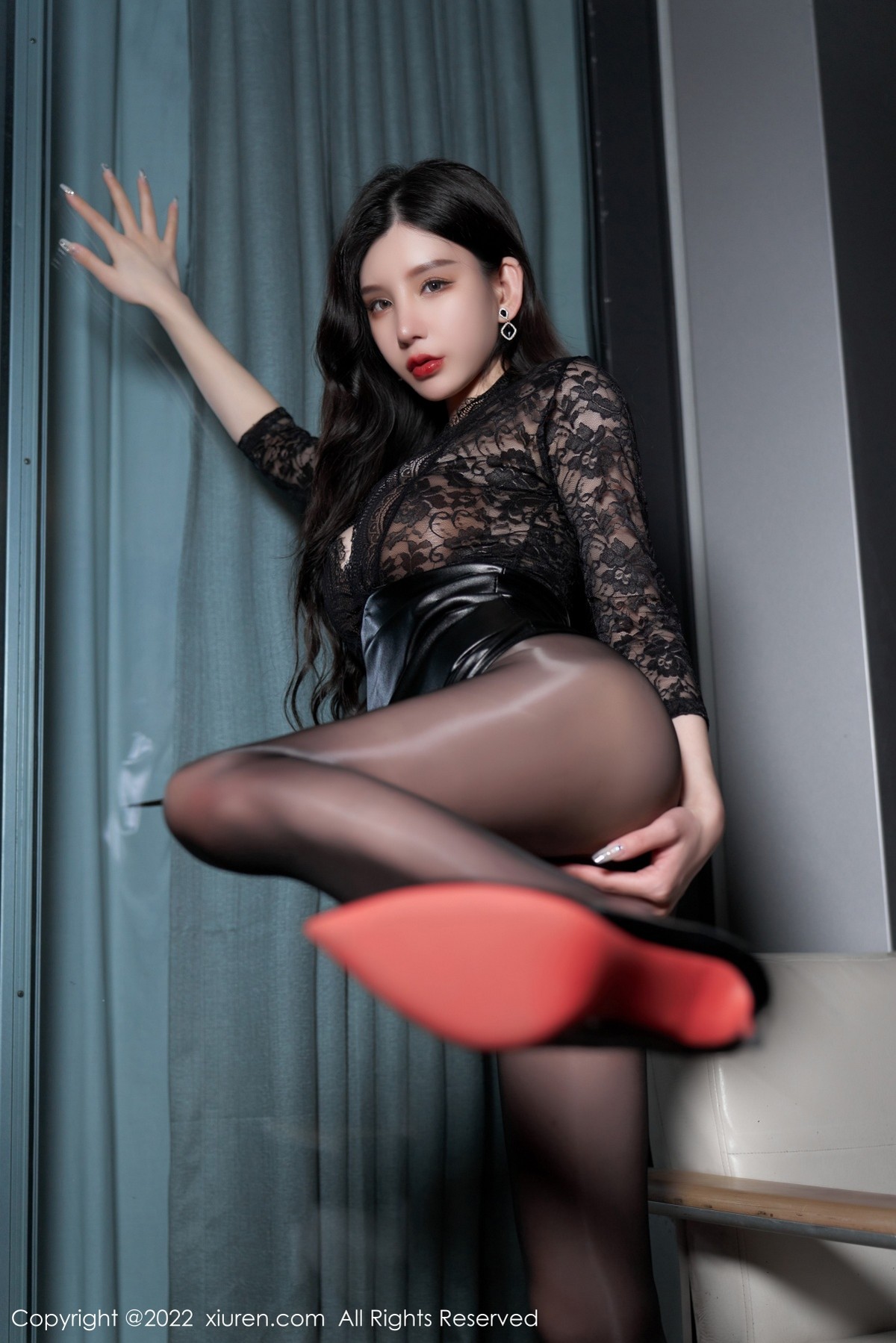xgyw.top_XiuRen第4641期_女神周于希Sally三亚旅拍黑色轻透上衣配无内黑丝秀翘臀诱惑写真86P