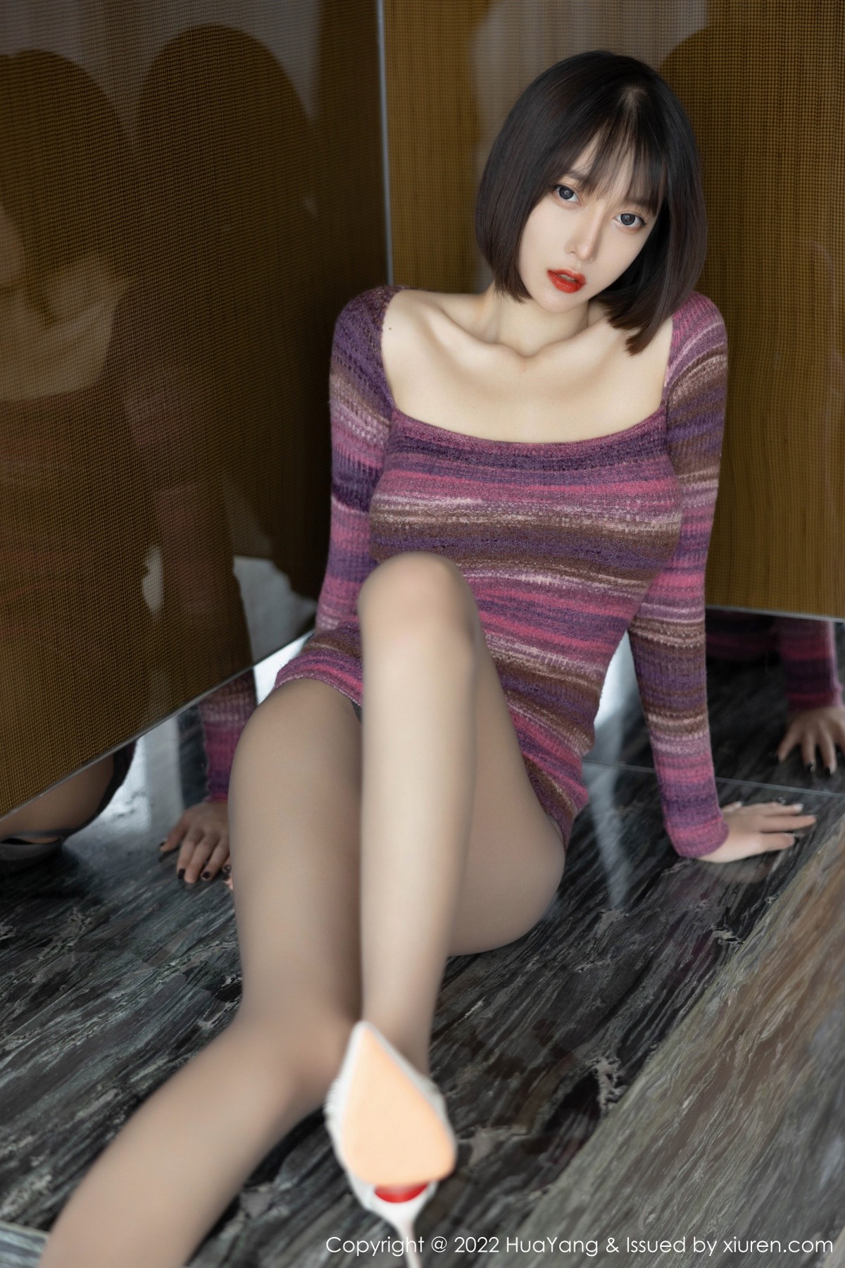xgyw.top_[HuaYang花漾]Vol.487_丽质美人玥儿玥er条纹针织短裙配开档黑丝秀翘臀美腿诱惑写真41P
