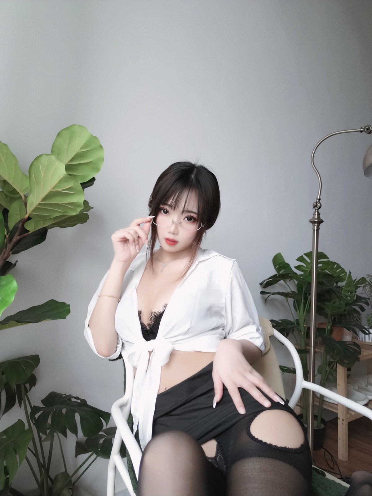 xgyw.top_白嫩美少女鬼畜瑶在不在女教师主题性感白色短T配黑短裙露开档黑丝诱惑写真35P