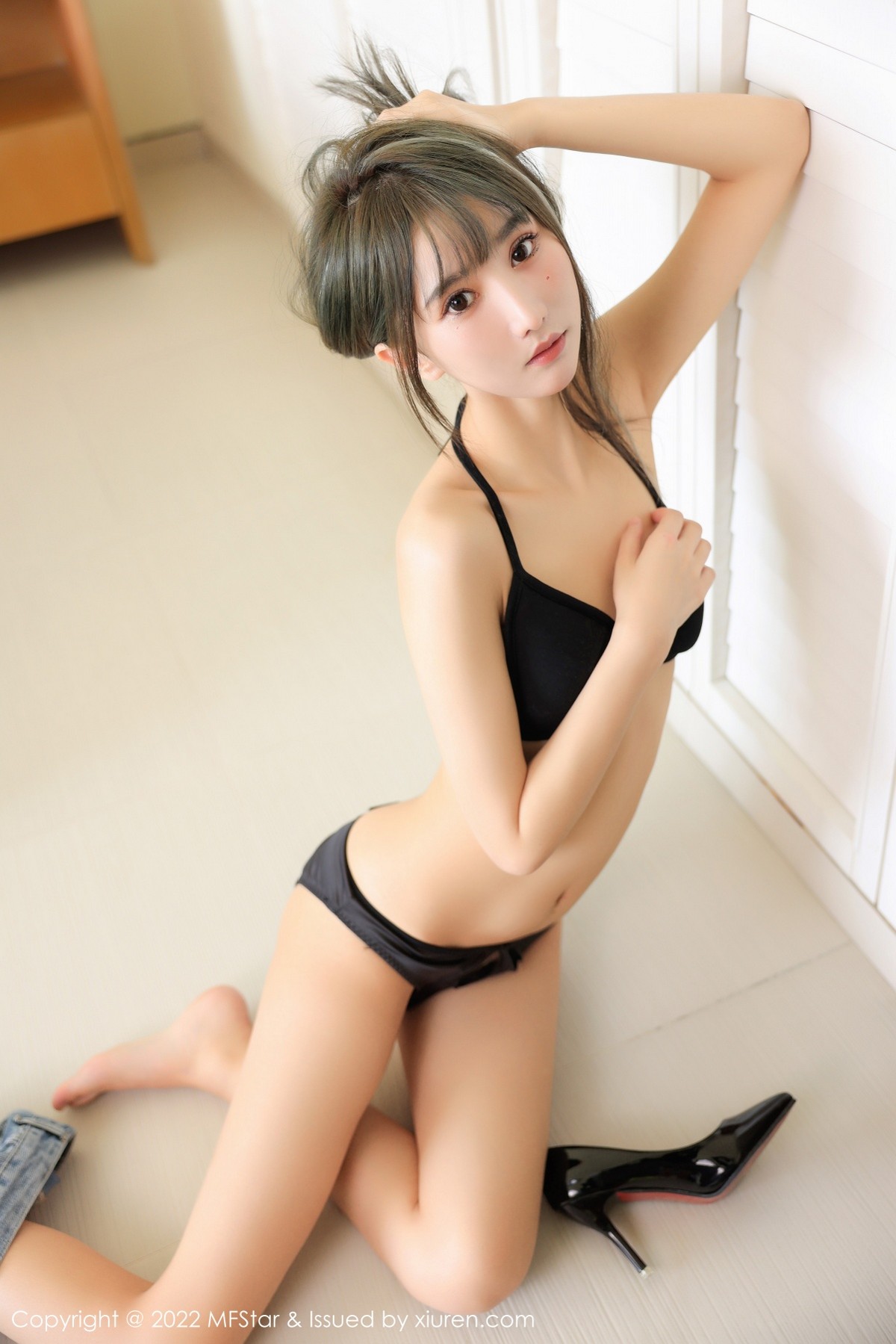 xgyw.top_[MFStar模范学院]Vol.553_模特小果冻儿海南岛旅拍脱牛仔裤露性感黑色内衣撩人诱惑写真47P