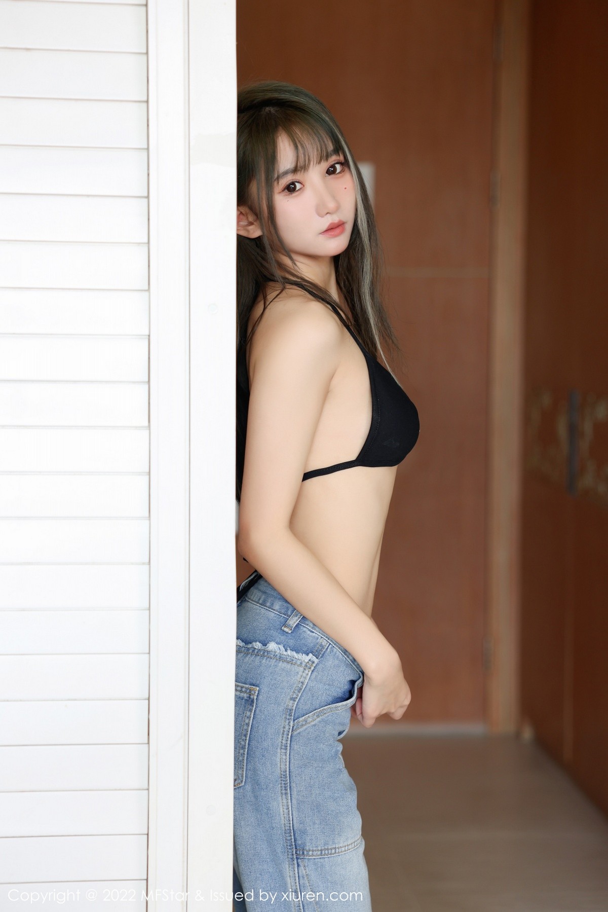 xgyw.top_[MFStar模范学院]Vol.553_模特小果冻儿海南岛旅拍脱牛仔裤露性感黑色内衣撩人诱惑写真47P
