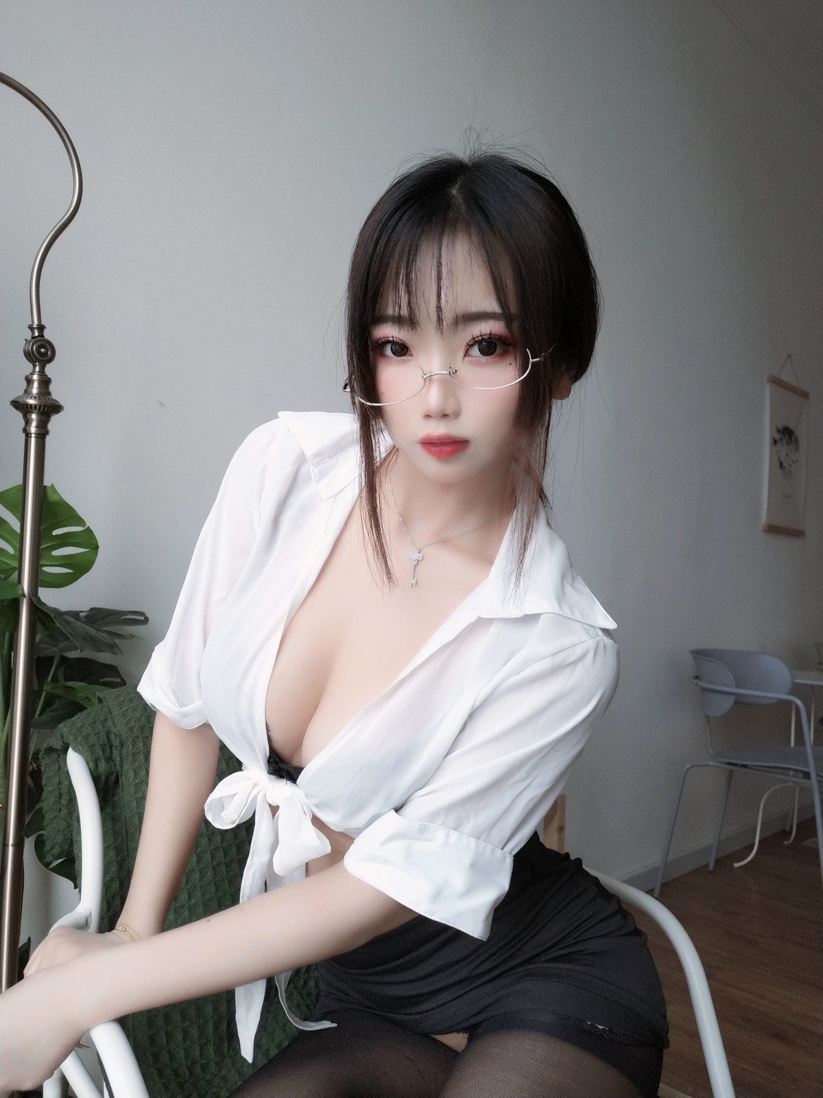 xgyw.top_白嫩美少女鬼畜瑶在不在女教师主题性感白色短T配黑短裙露开档黑丝诱惑写真35P