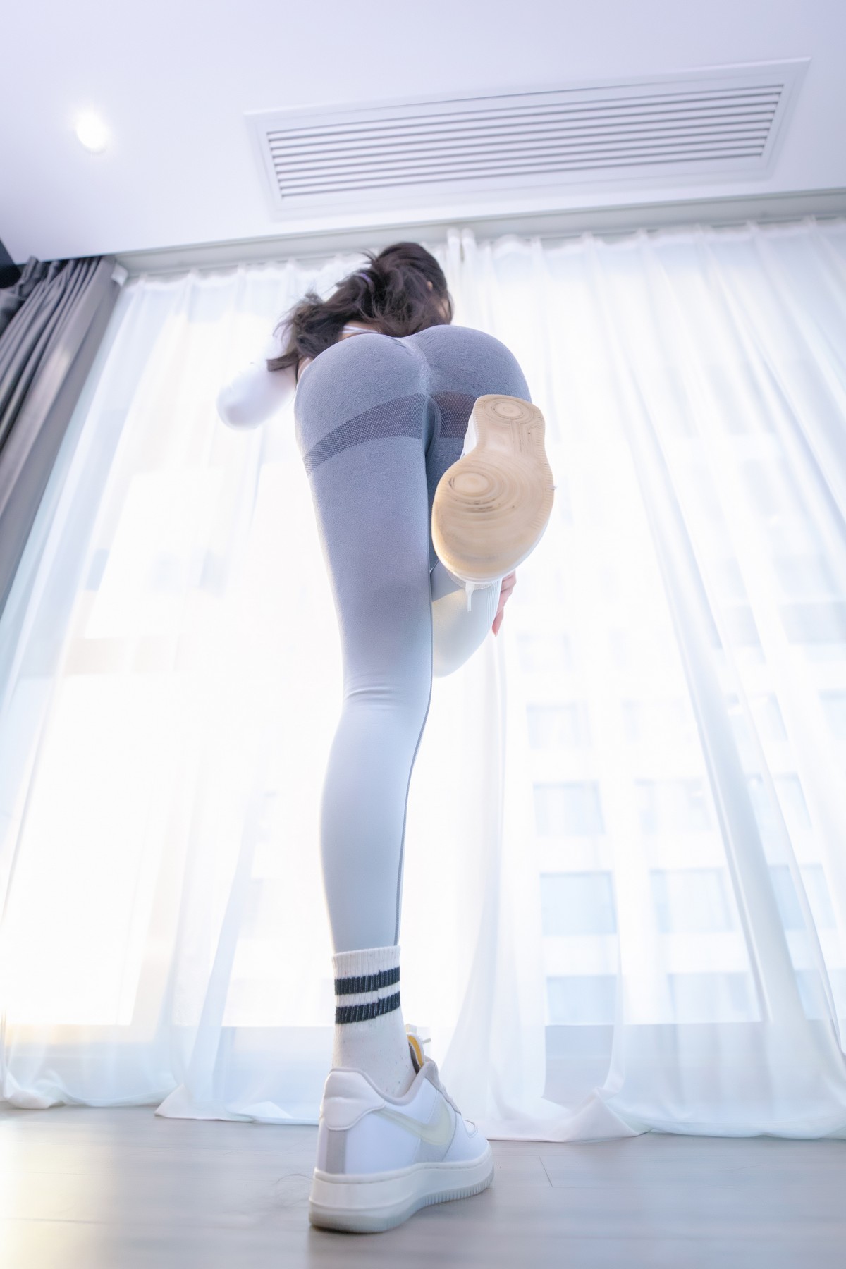 xgyw.top_萝莉美女神楽坂真冬瑜伽少女主题私房性感紧身运动裤秀浑圆翘臀撩人诱惑写真75P